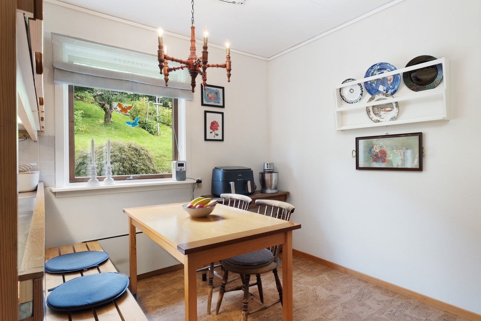 Kjøkkenet har ei praktisk utforming med god oppbevaringsplass i både under-og overskåp, og gode arbeidsflater. I tillegg det plass til kjøkkenbord med plassbygd sittebenk. Galleribilde