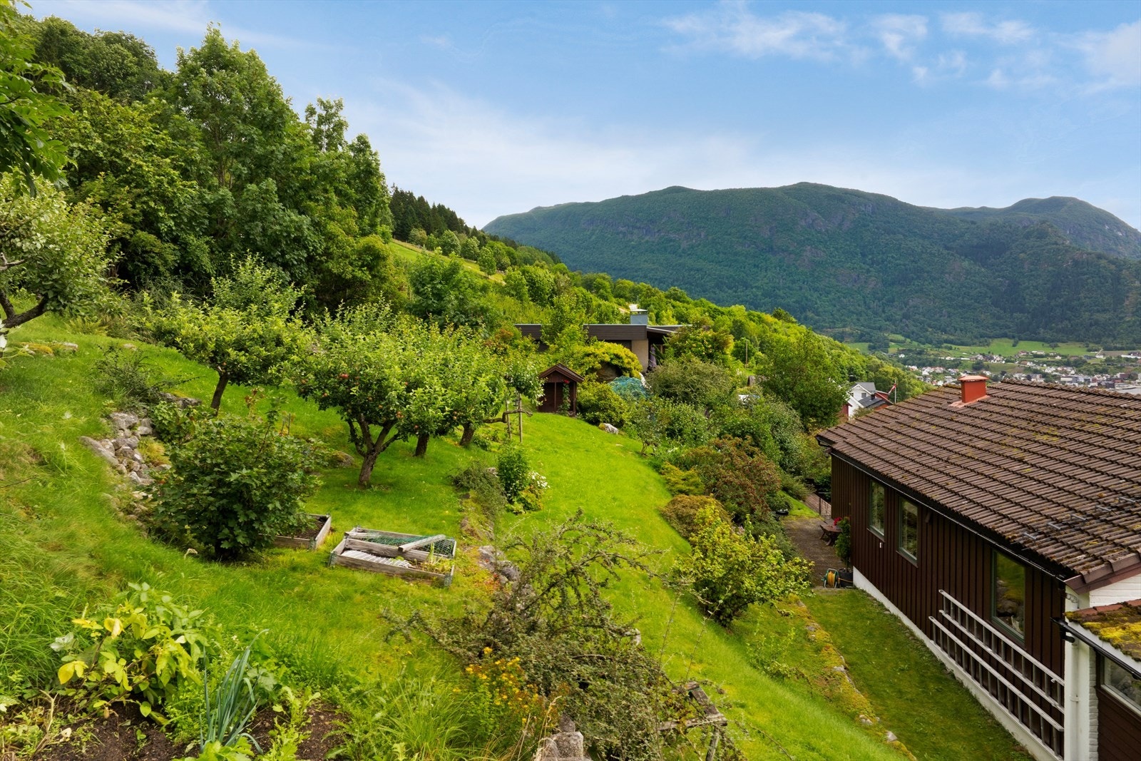 Eigedomen ligg fint til i grøne og landlege omgjevnader, med ein innhaldsrik hage og flott utsikt mot fjell og fjord. Galleribilde