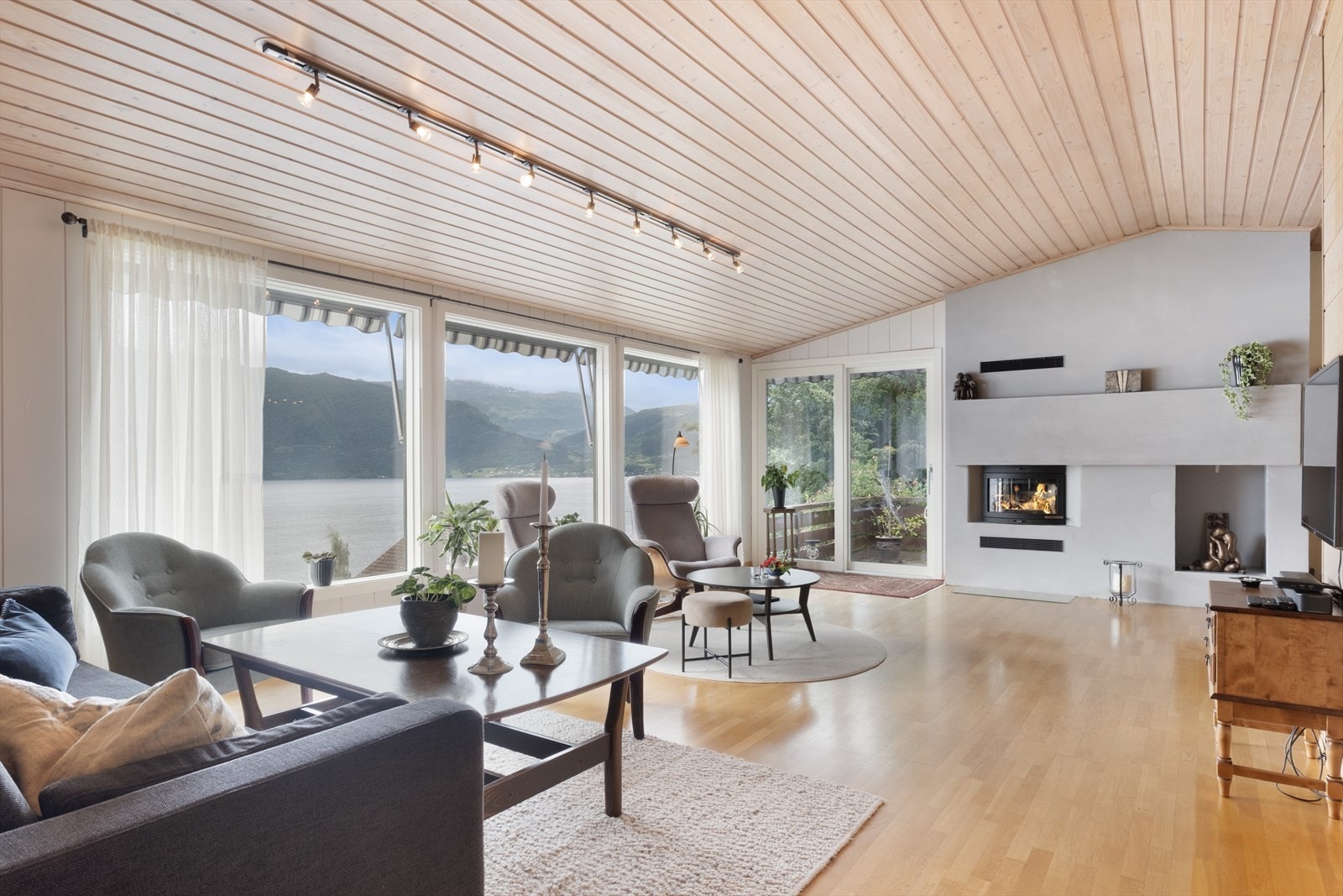 Her er det også flott peis som ekstra oppvarmingskjelde og tilkomst ut til overbygd terrasse. Galleribilde