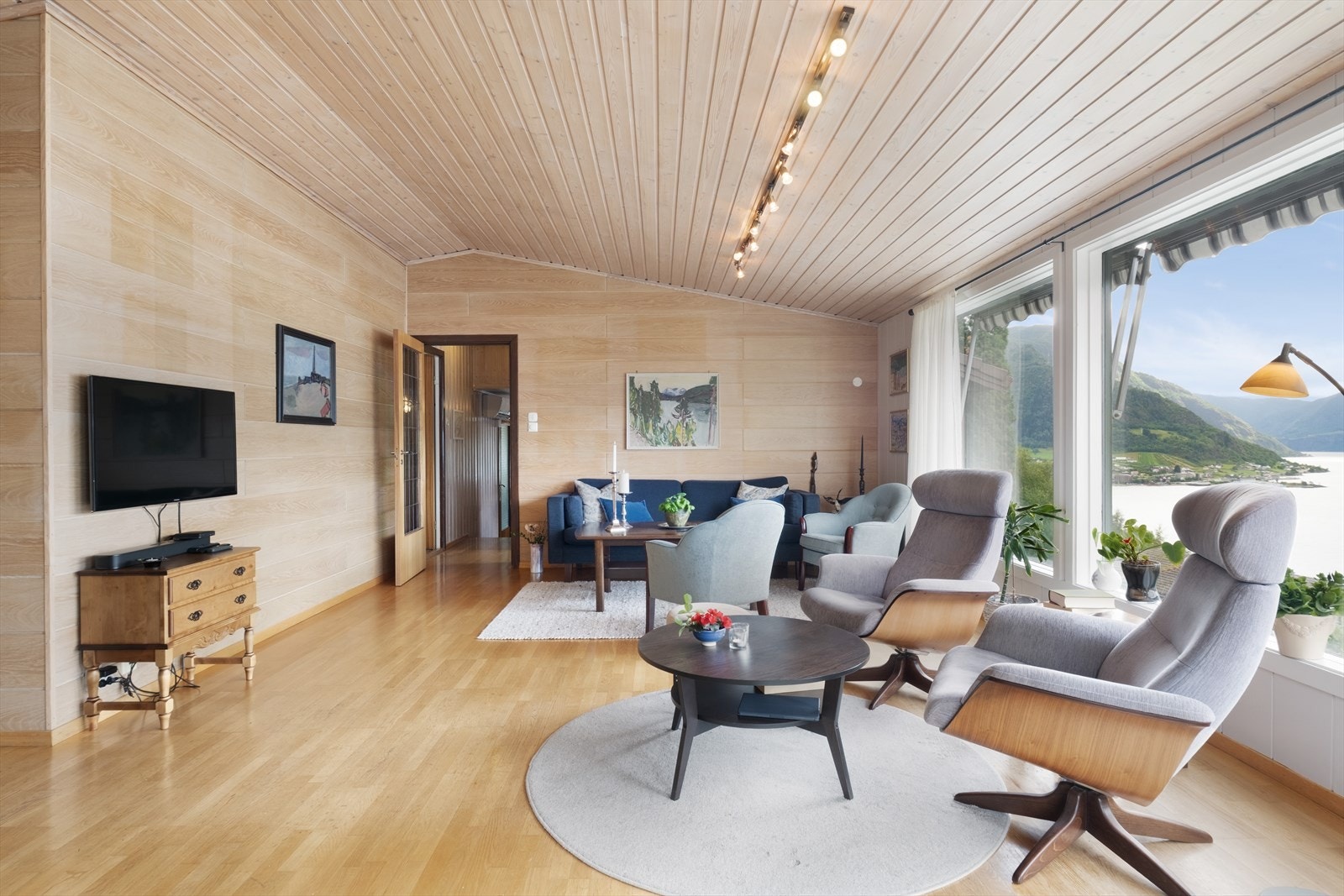 Stova er av god storleik med plass til innreiing av fleire sittegupper. Galleribilde