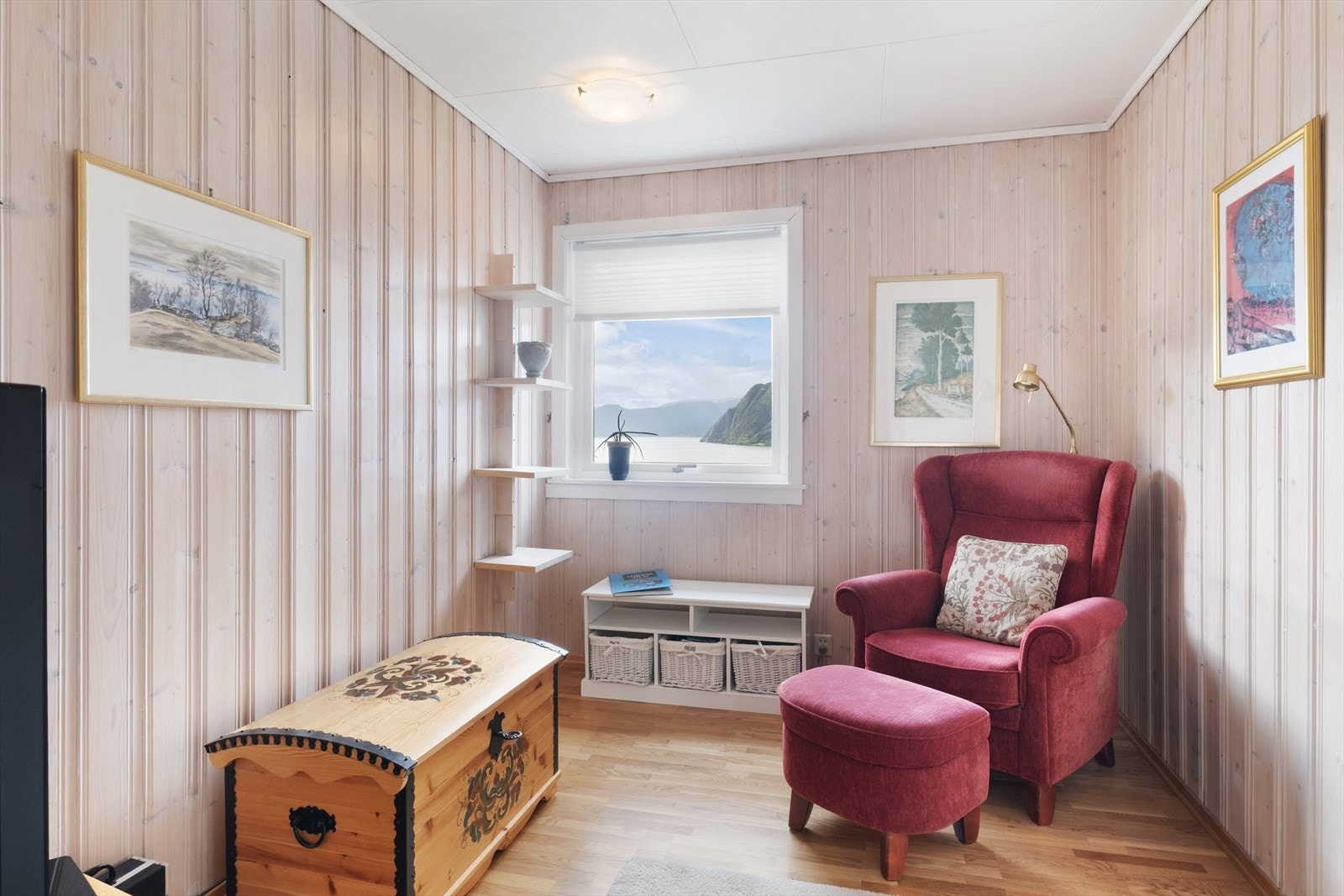 Tidlegare soverom som i dag er ombygd til tv-stove. Galleribilde