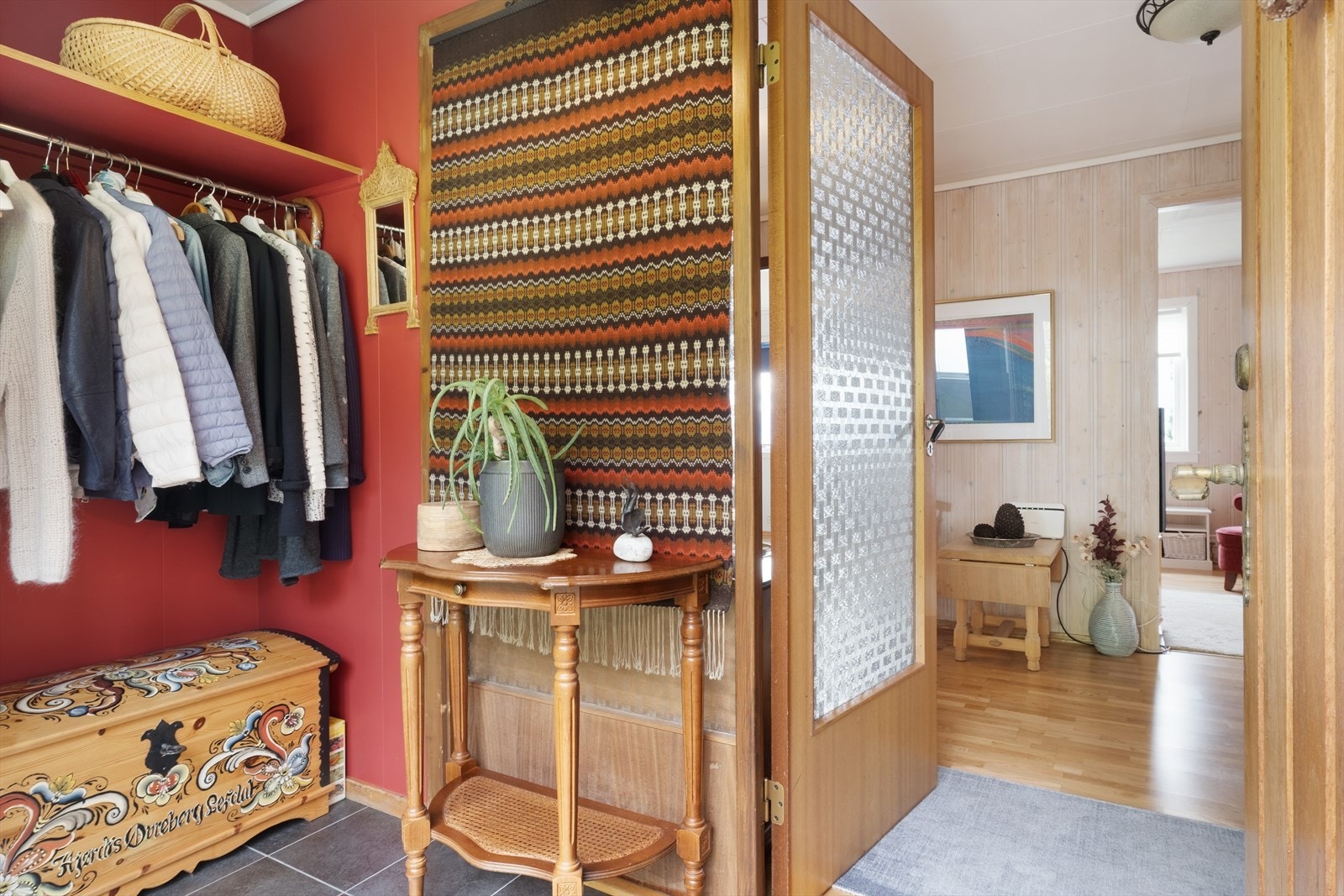 Entré har flislagt golv og moglegheit for oppheng av ytterklede. Galleribilde