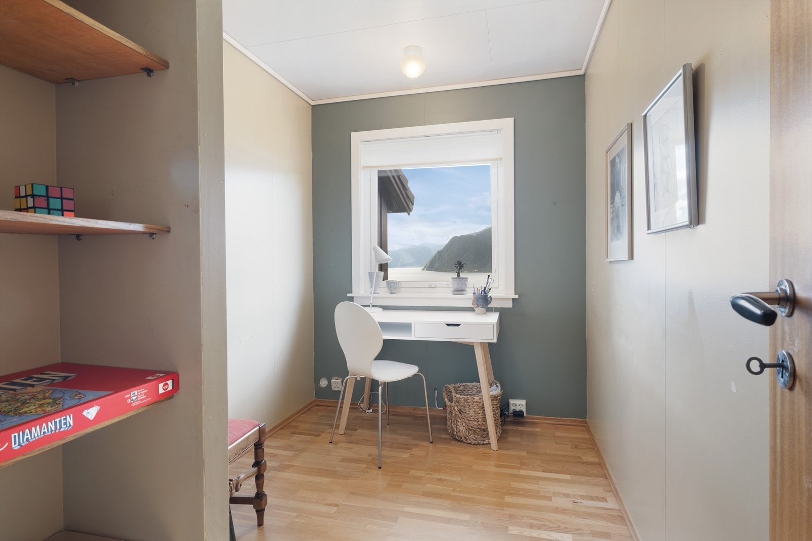 Kontor med utsikt til fjord og fjell Galleribilde