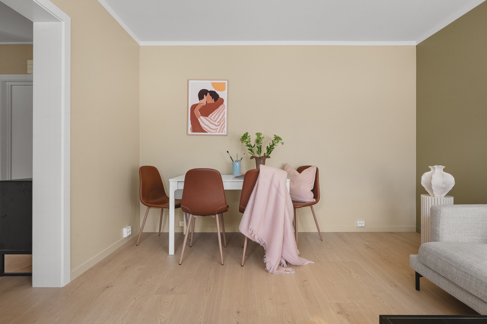 I stua er det god plass til spisebordet og annet ønskelig møblement.