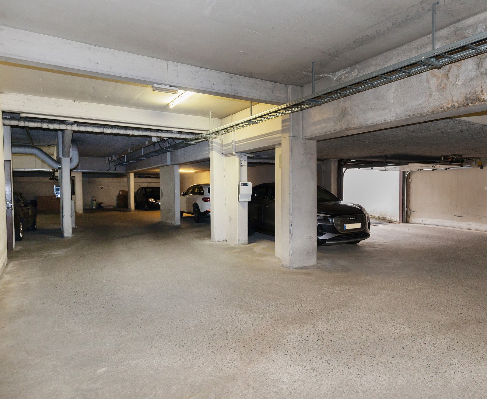 Garasjeplass med mulighet for elbillader Galleribilde