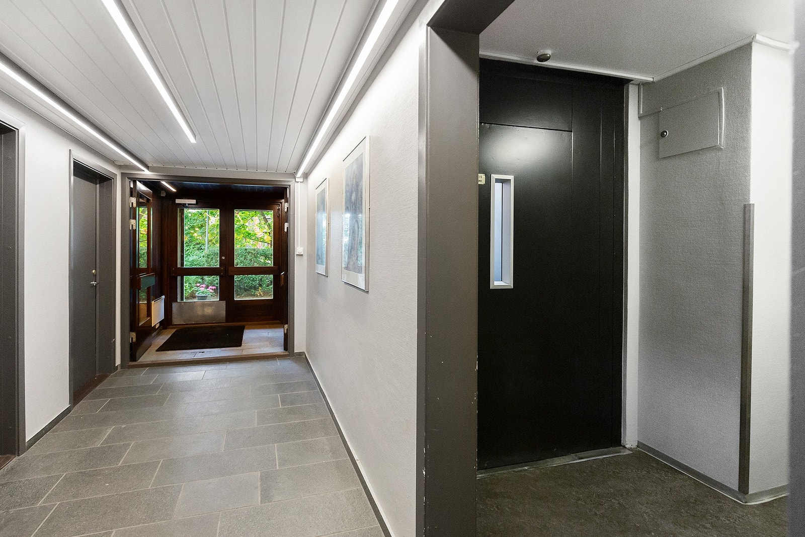 Heis i bygget. Leiligheten disponerer 4 boder Galleribilde