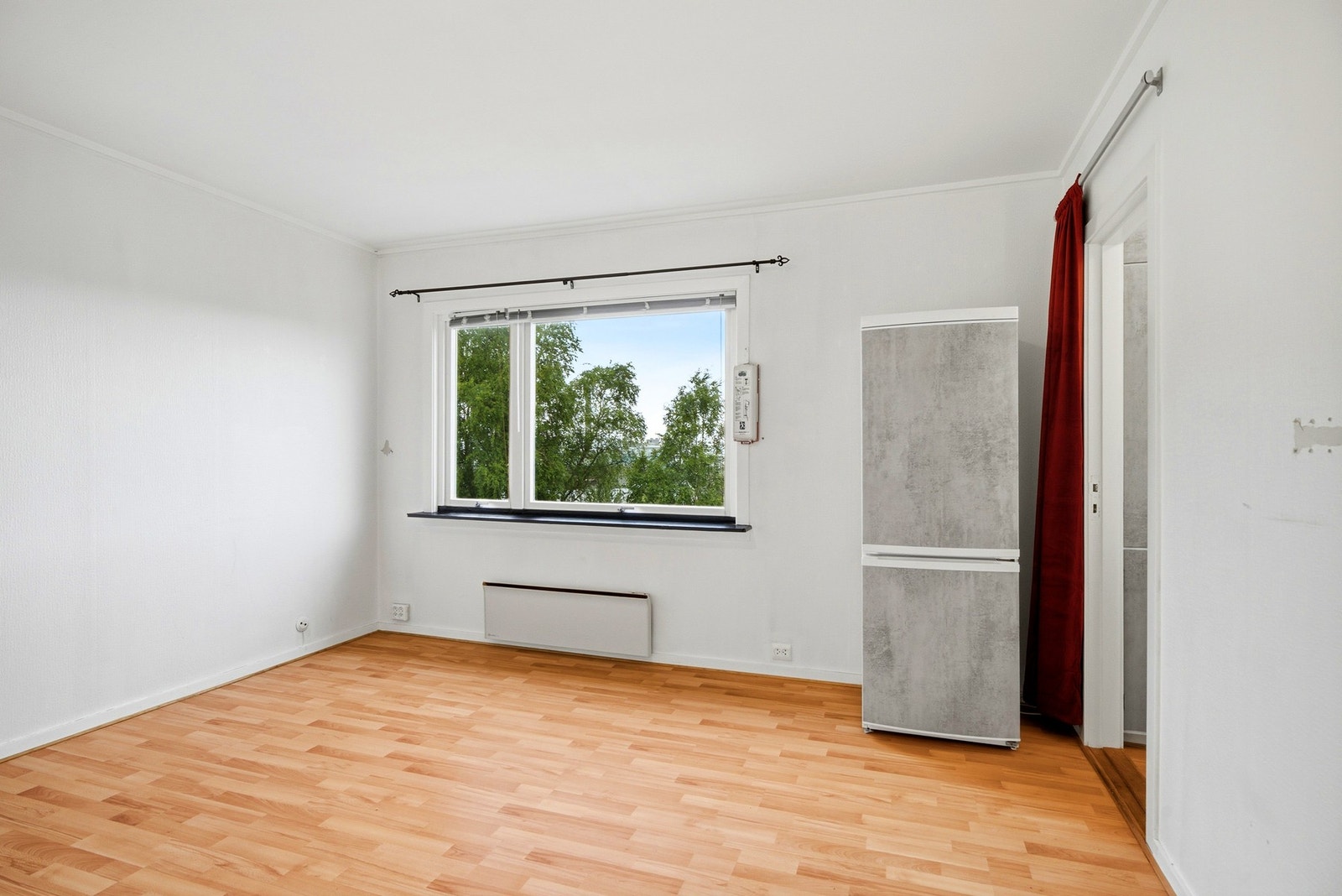 Vi har nå tatt turen videre til hybelen som følger med leiligheten. Galleribilde