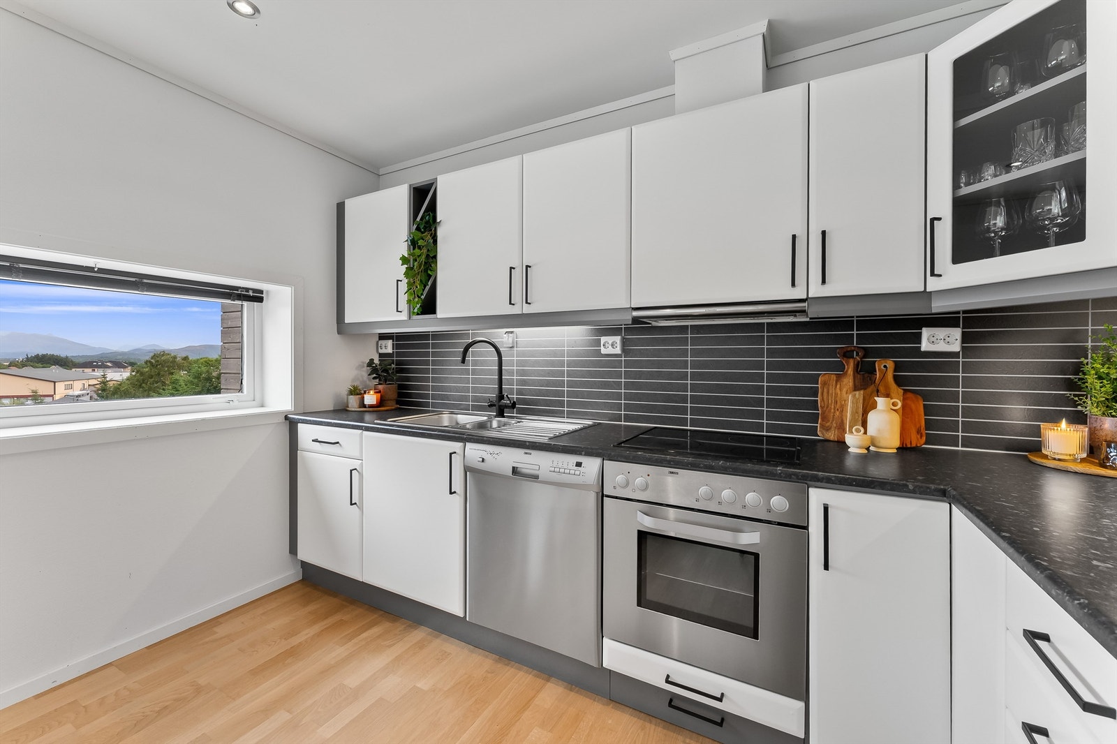 Kjøkkenet har integrerte hvitevarer i form a koketopp og stekeovn. Galleribilde
