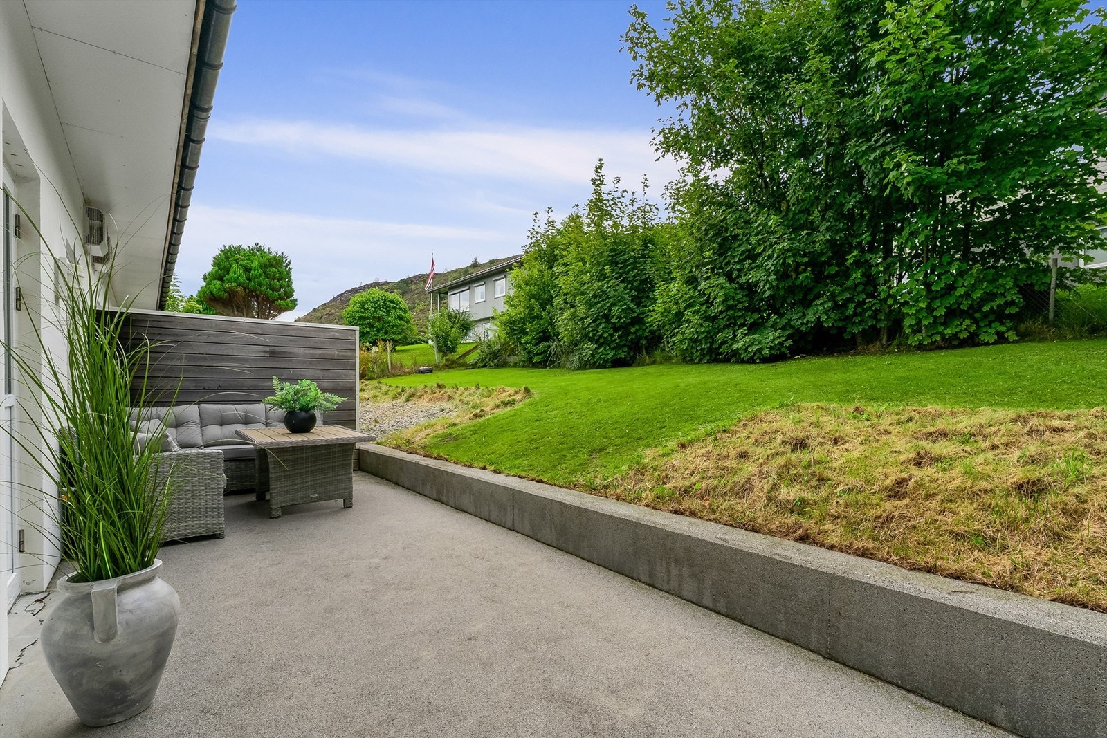 Terrasse med plass til utemøbler. Galleribilde