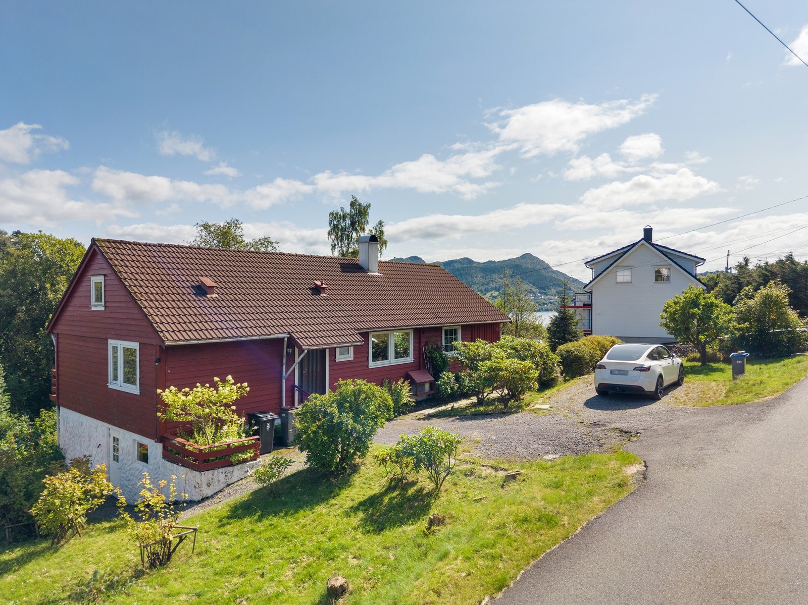 Parkering på egen tomt. Galleribilde