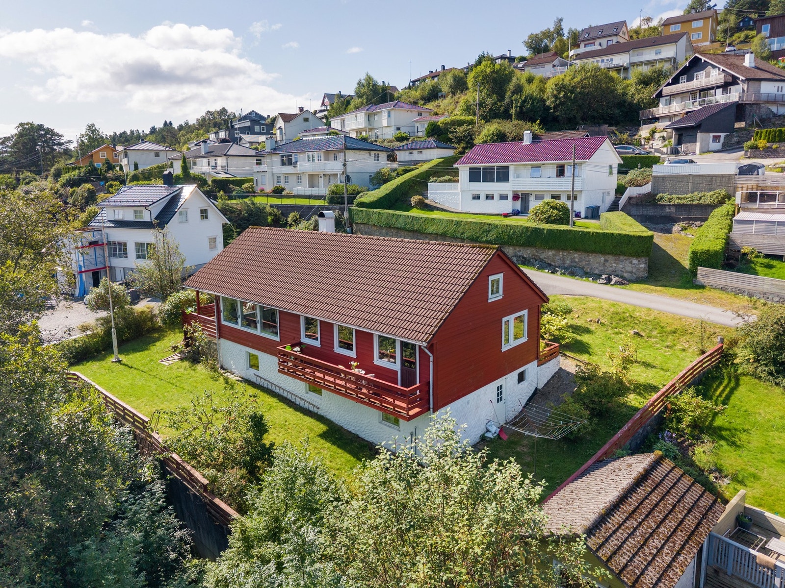 Fredelig beliggenhet med nærhet til alt av hverdagslige fasiliteter som skole- og barnehagetilbud, dagligvare mm. Galleribilde