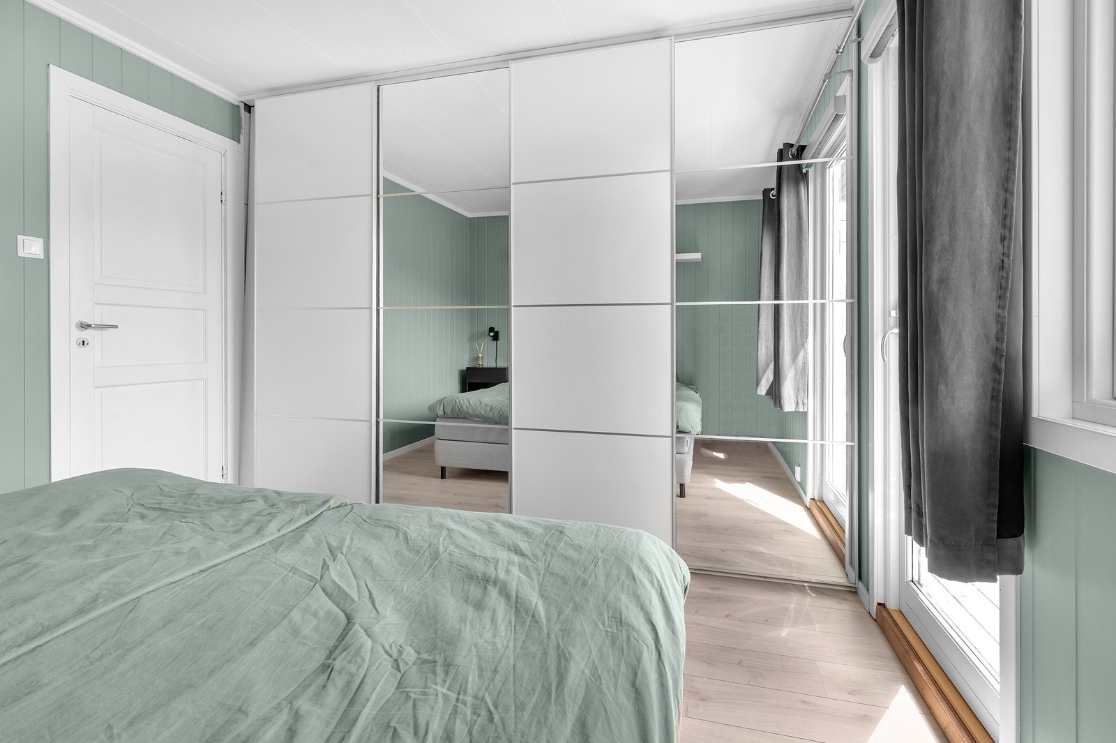 Romslig skyvedørsgarderobe medfølger Galleribilde