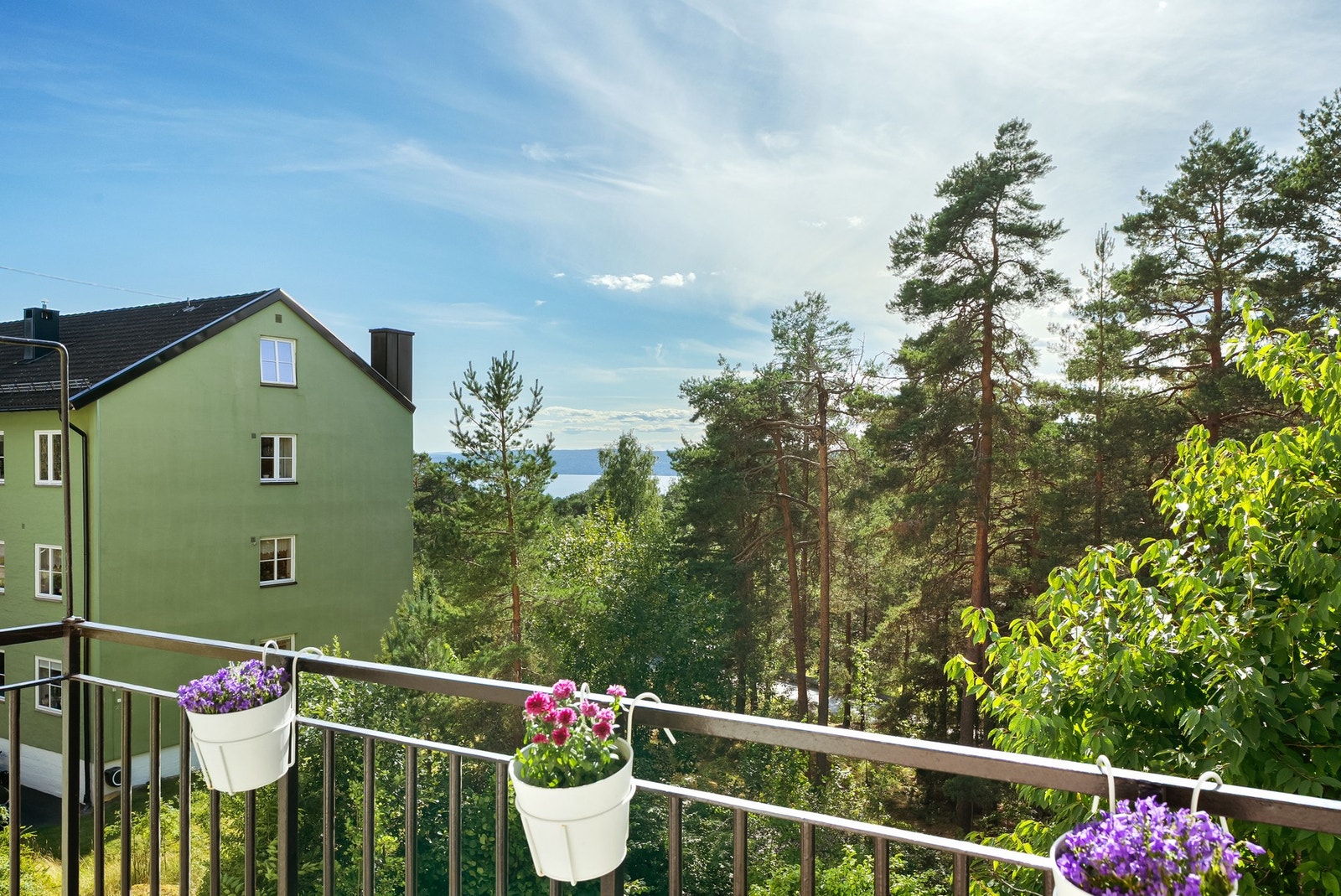 Balkongen har markise installert som skjermer godt på de varmeste dagene. Galleribilde