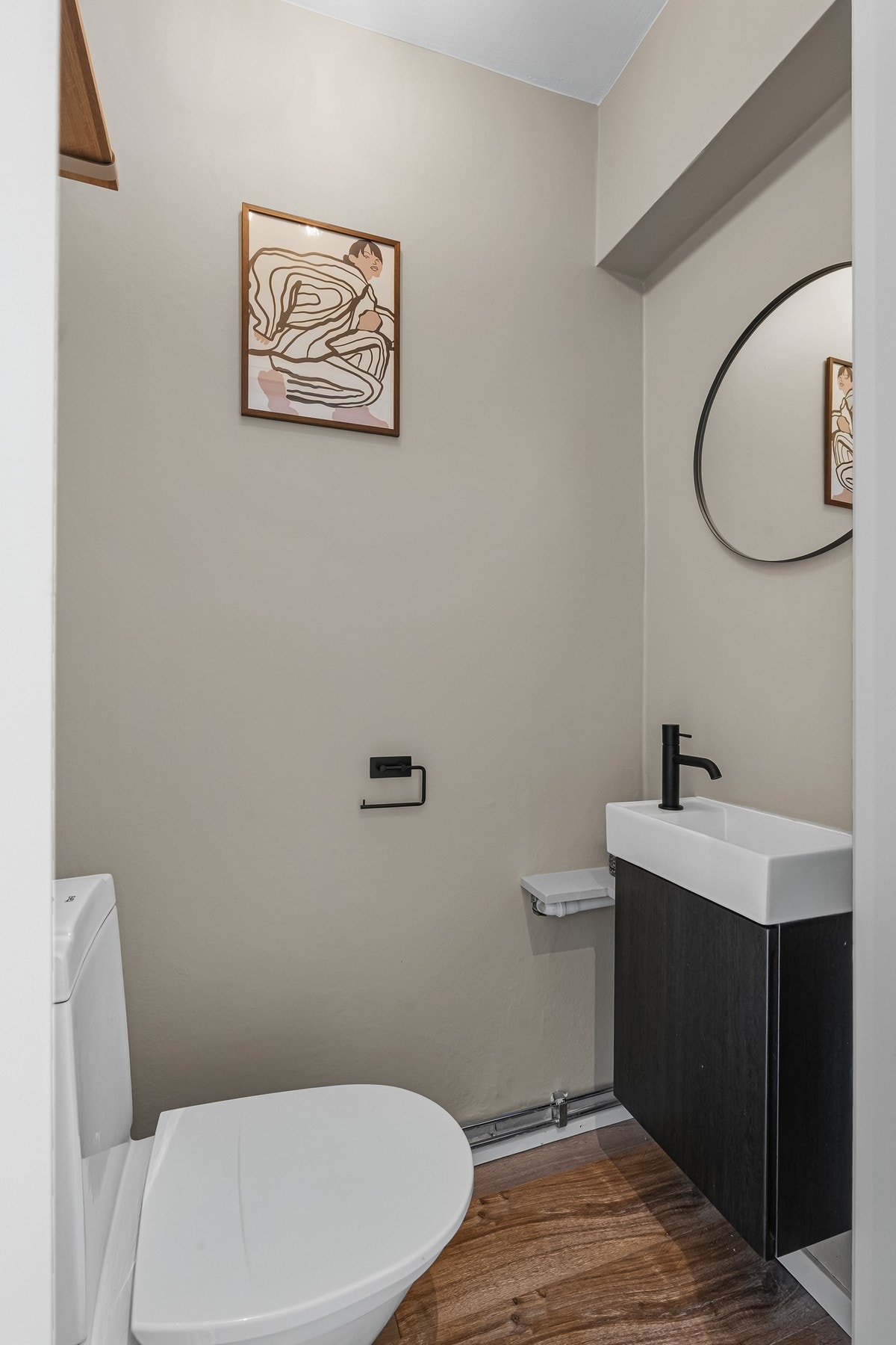 I 2025 ble WC-rommet oppgradert med veggfornyer og malingstrøk, samt nytt skap med servant. Galleribilde