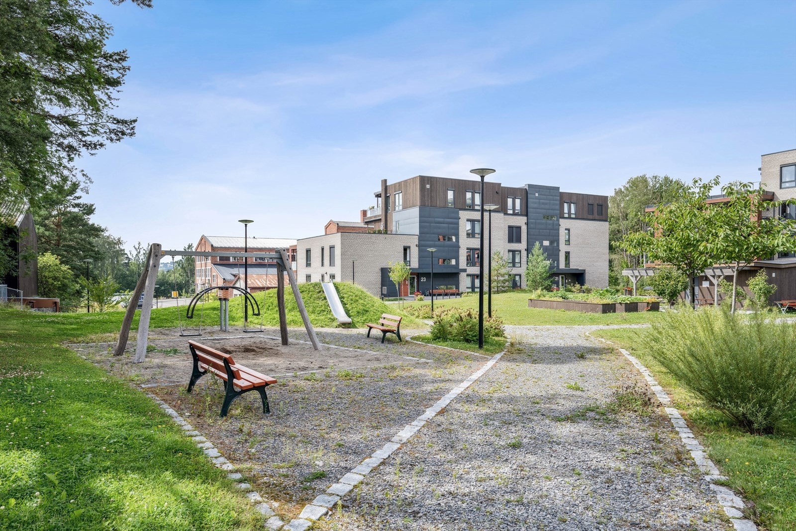 Nærområdet har lekeplass og grønne omgivelser Galleribilde