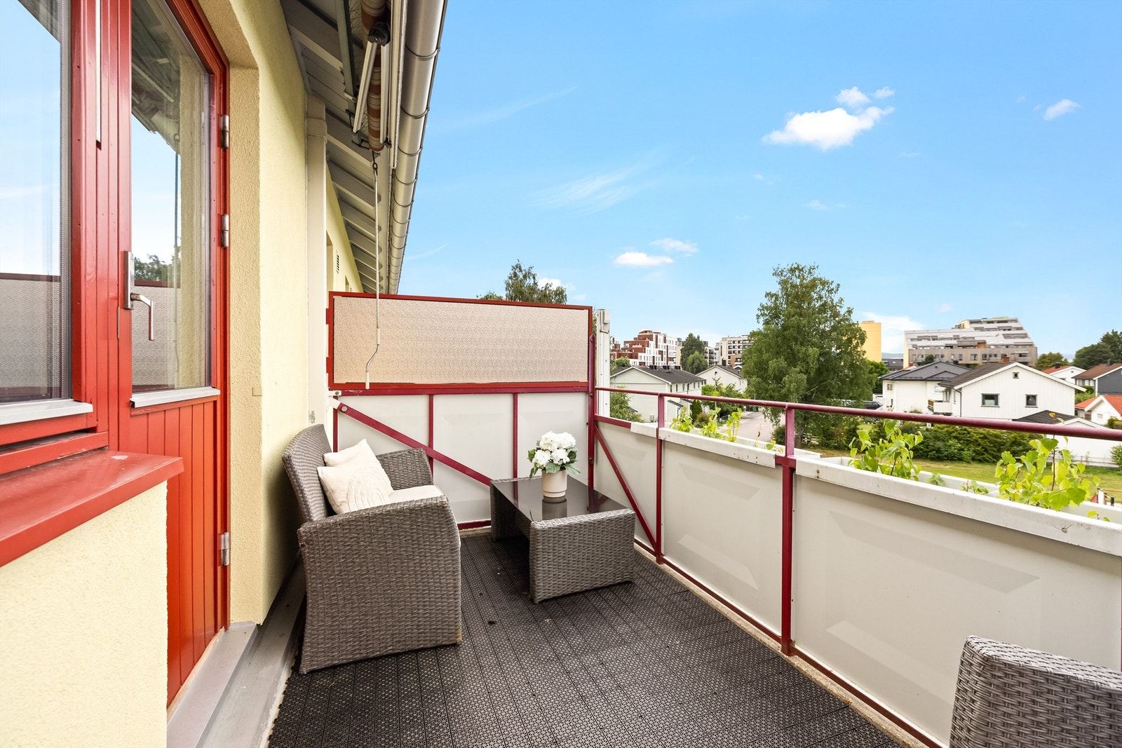 Den nordvestvendte balkongen har plass til en hyggelig sittegruppe. Galleribilde