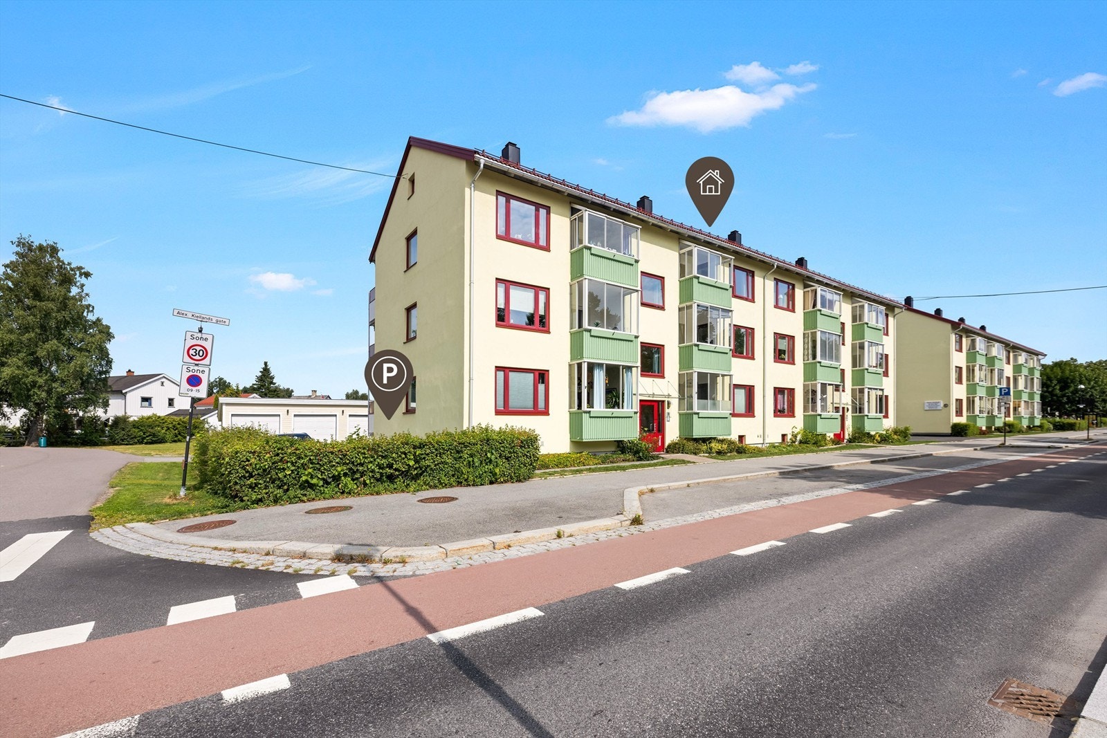 Det medfølger en fast parkeringsplass med tilrettelagt opplegg for elbillader. Leiligheten ligger i et etablert og rolig boligstrøk sentralt i Lillestrøm. Galleribilde