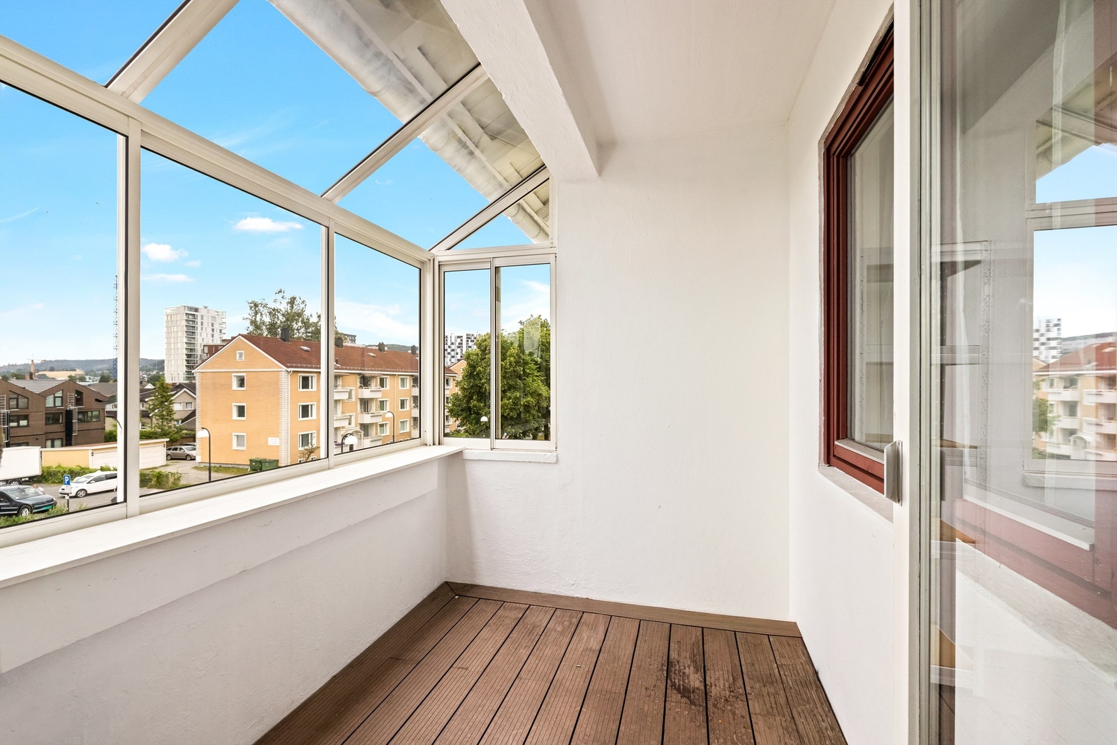 Leiligheten har to balkonger, inkludert denne sørøstvendte og innglassede som forlenger sesongen.
Foto: Borghagen Foto Galleribilde