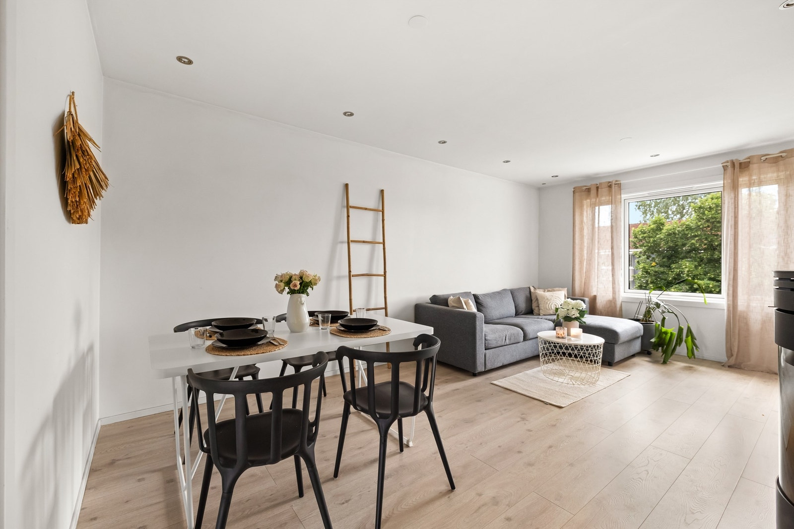 Store vindusflater slipper inn rikelig med naturlig lys. Galleribilde