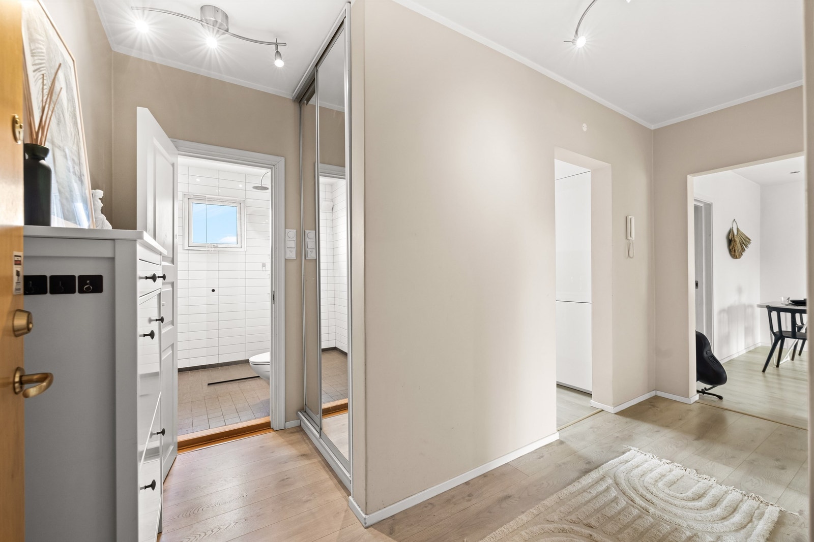 Entré med skyvedørsgarderobe for effektiv oppbevaring av yttertøy. Galleribilde