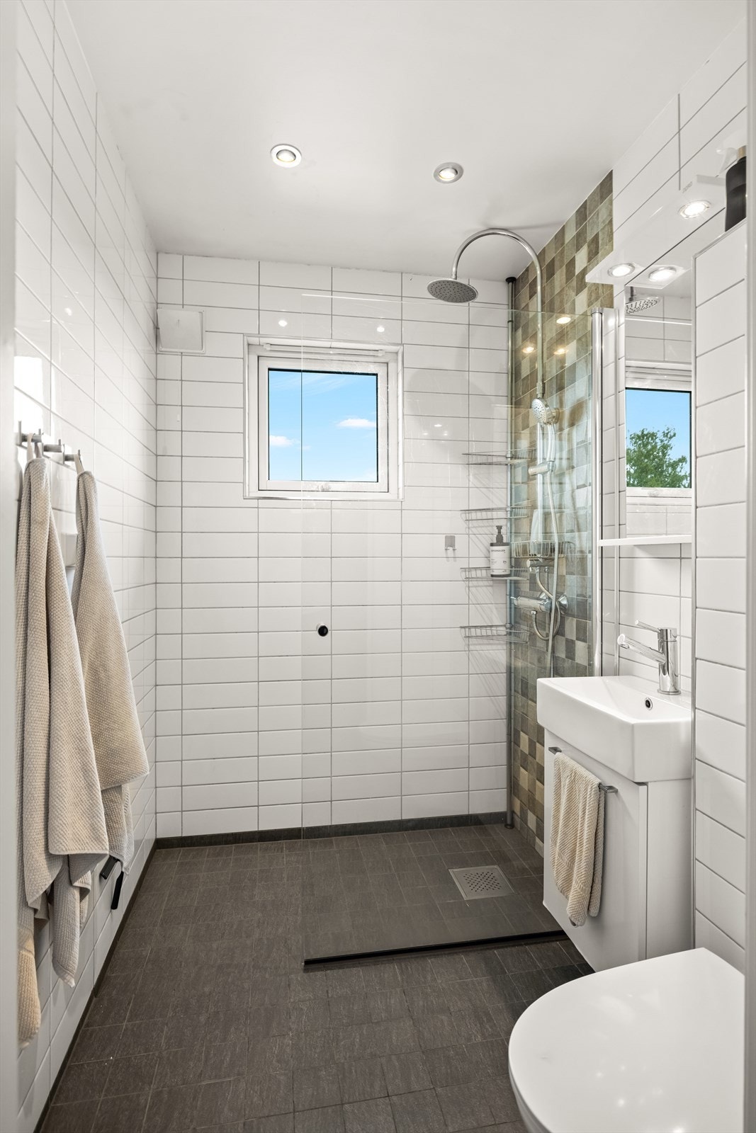 Badet ble oppgradert i 2016 og har flislagt gulv med gulvvarme. Galleribilde