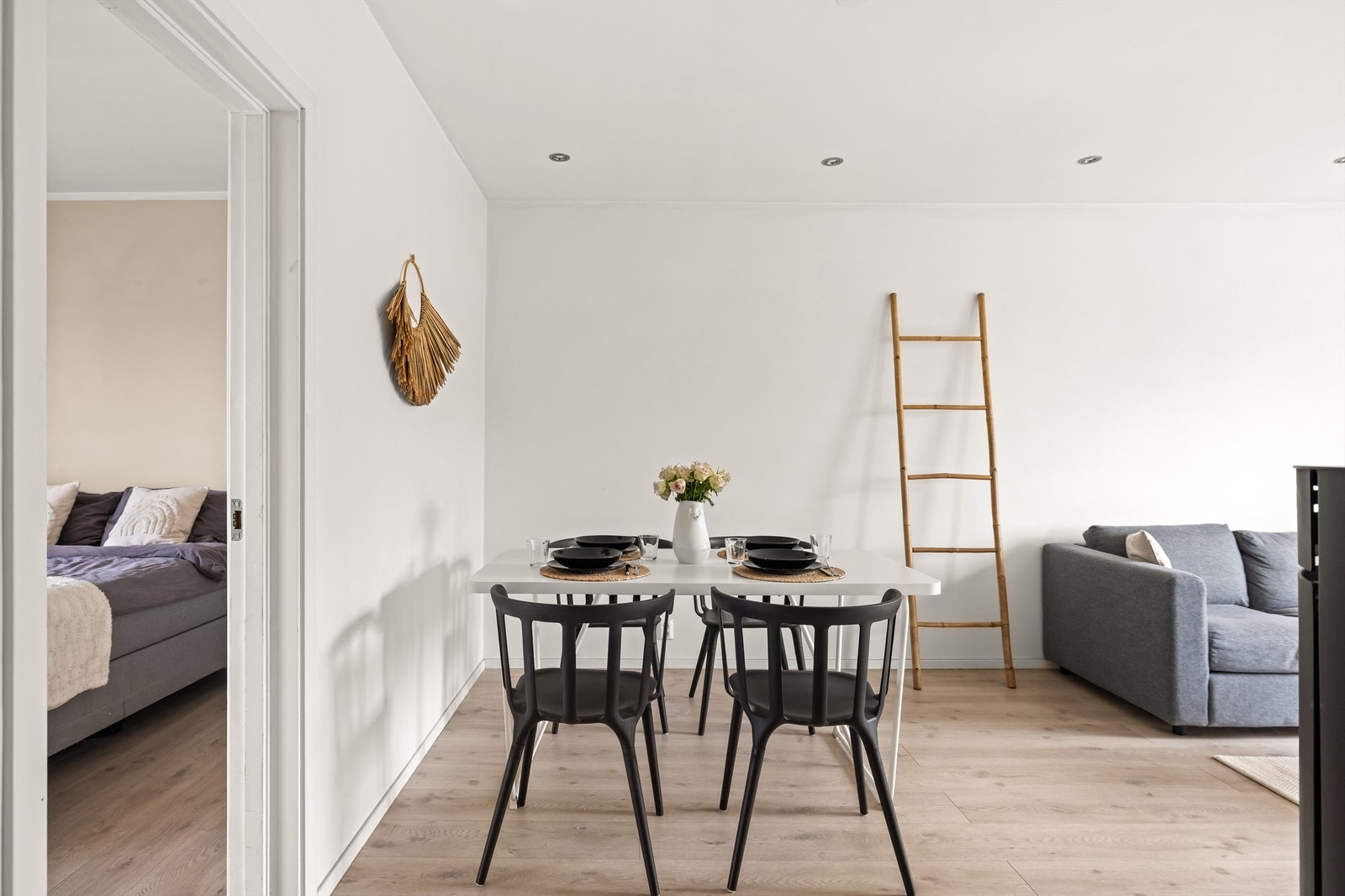 Downlights i taket gir god og jevn belysning i stuen. Galleribilde
