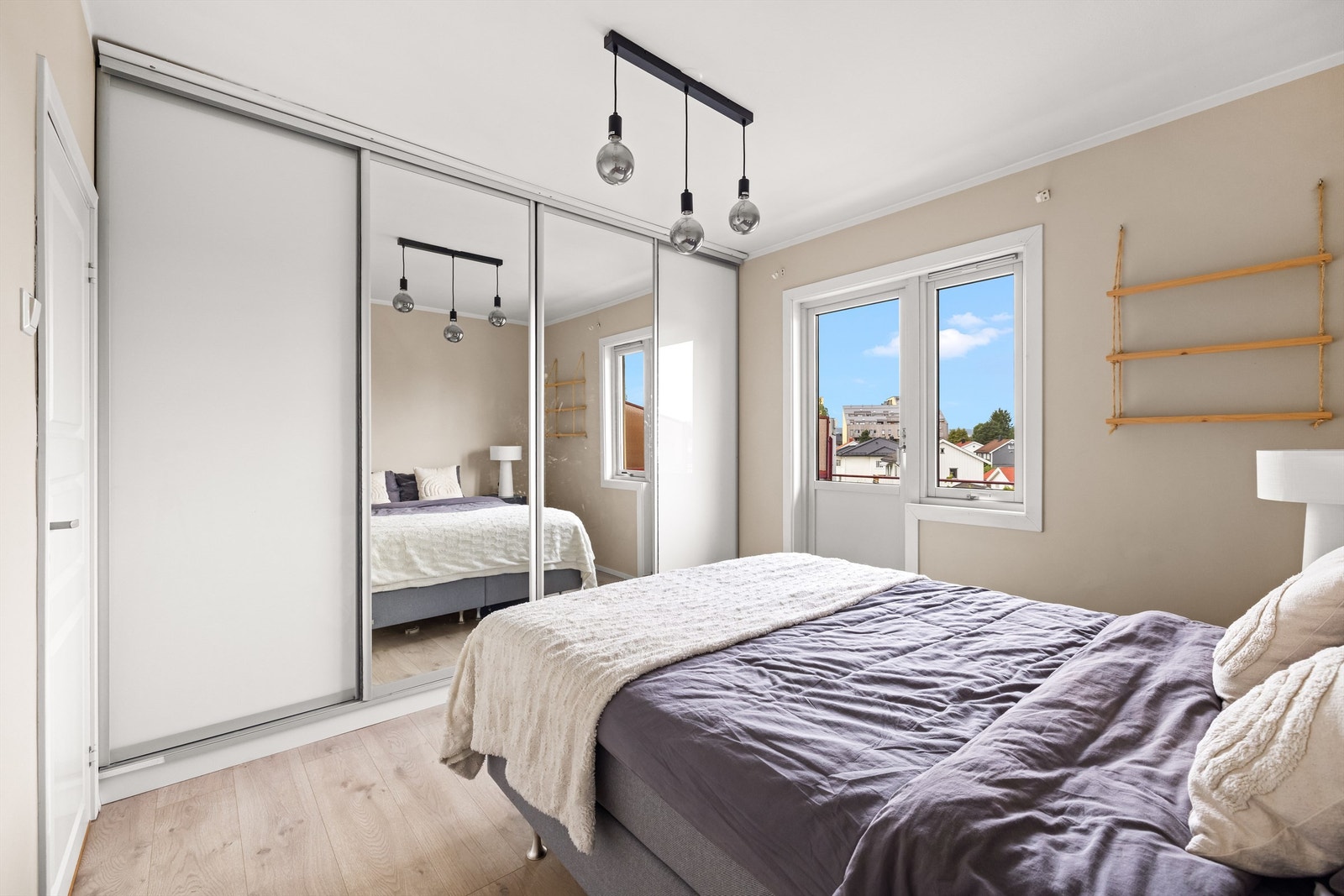 Romslig skyvedørsgarderobe med speilfronter gir rikelig med lagringsplass. Galleribilde