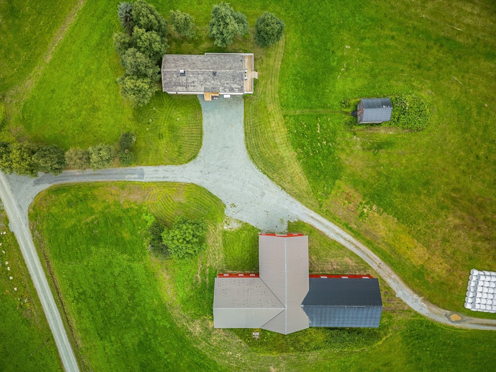 Foto ovenfra viser hvordan eiendommen er bygd og plassert i forhold til hverandre. Galleribilde