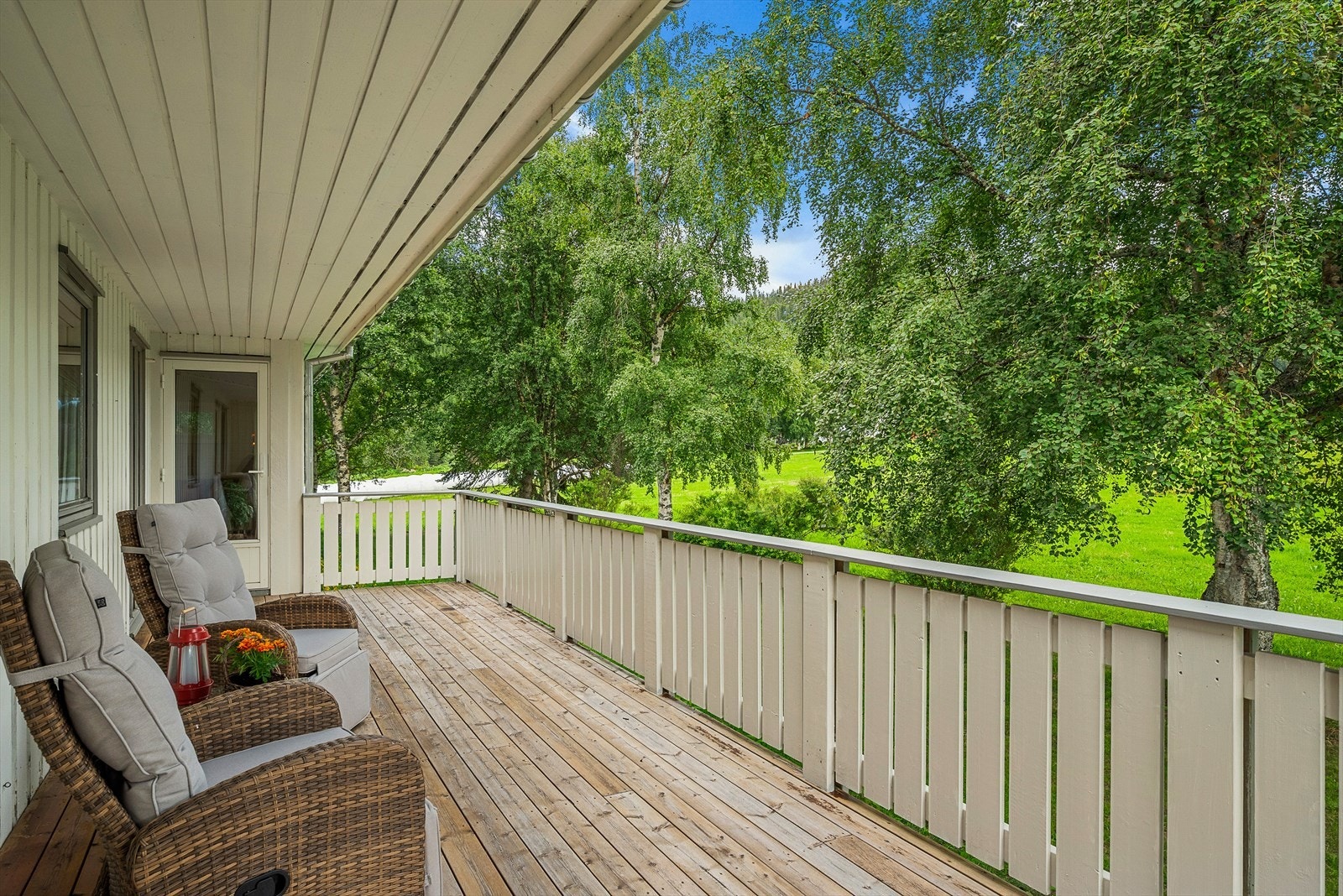 Delvis overbygd veranda. Galleribilde