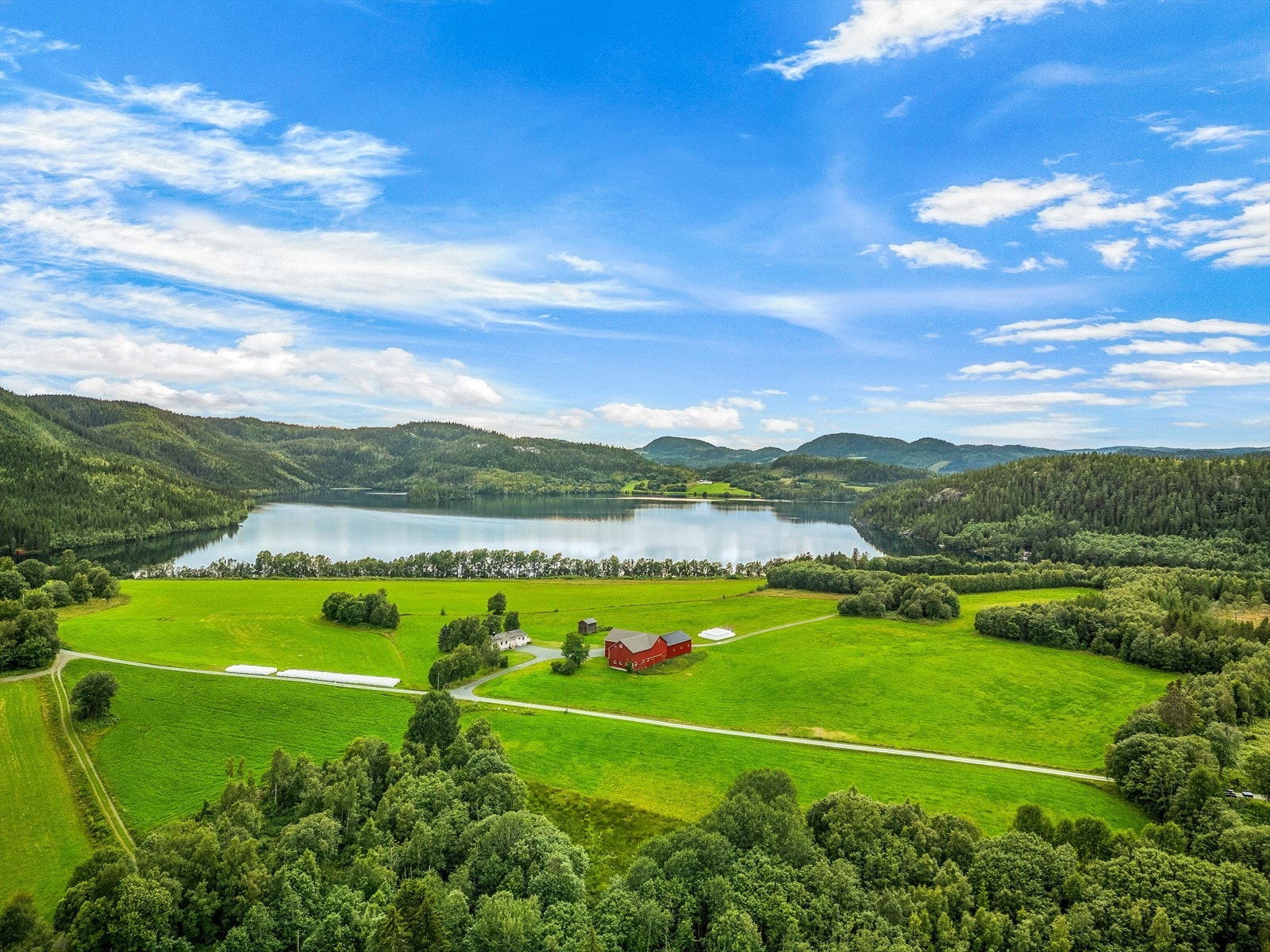 Velkommen til Grøtvegen 141 - En idyllisk landbrukseiendom. Bruket består blant annet av 95 dekar fulldyrka jord, og 190 dekar skog. Galleribilde