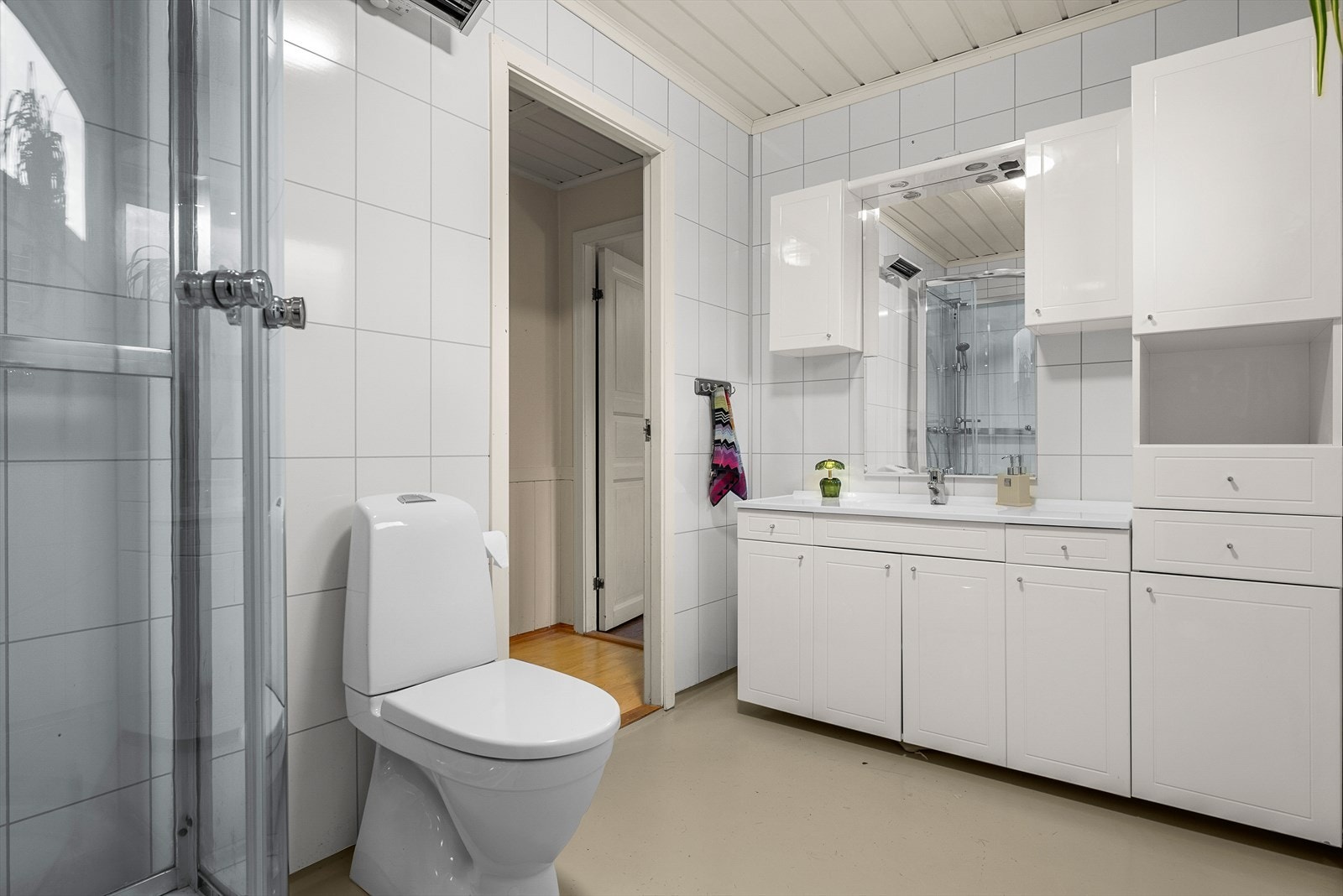 Baderom med dusjkabinett, og stor baderomsinnredning. Galleribilde