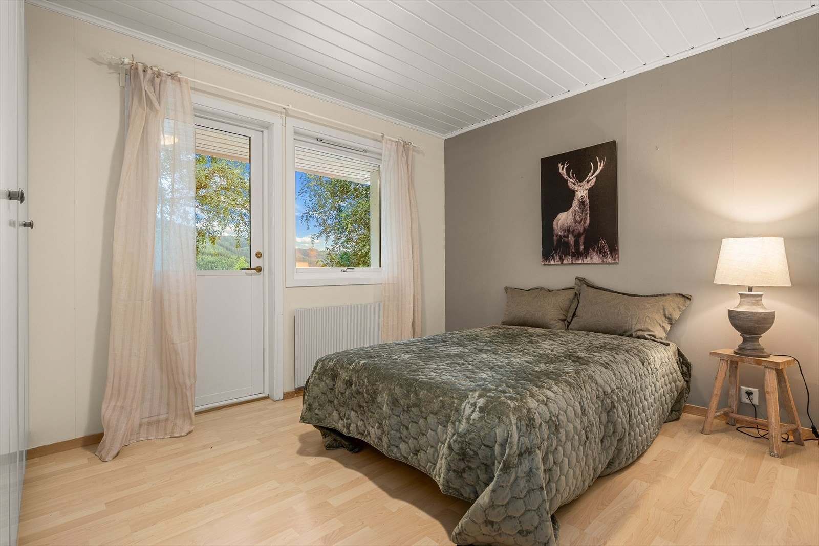 Stort hovedsoverom med utgang til veranda. Galleribilde