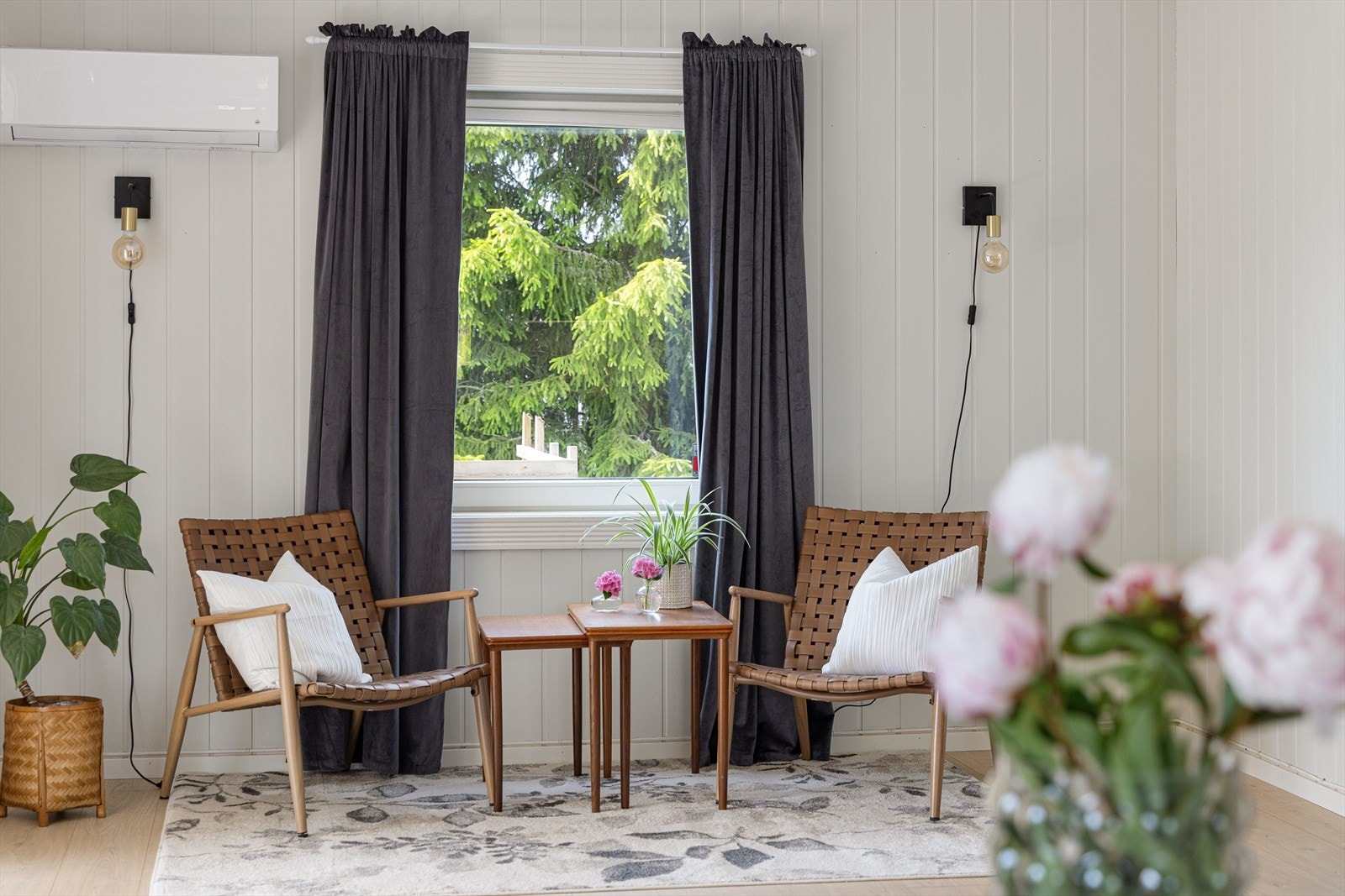 Den sosiale sonen byr på mange muligheter - tv-stue, gjestesone, lesekrok, spisestue, atelier - alt etter behov! Galleribilde
