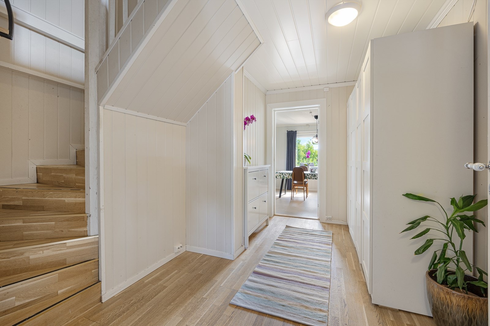 Boligen fremstår med tidsmessige farge- og materialvalg, og flere rom er oppgradert i senere år. Galleribilde