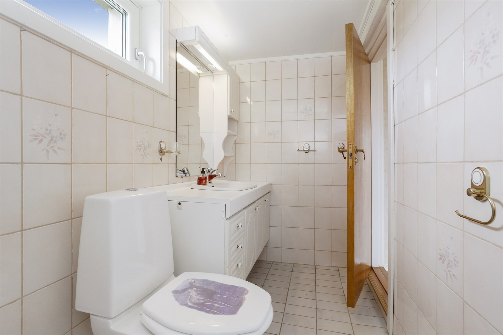 Baderomsinnredning med profilerte fronter og heldekkende servant. Galleribilde