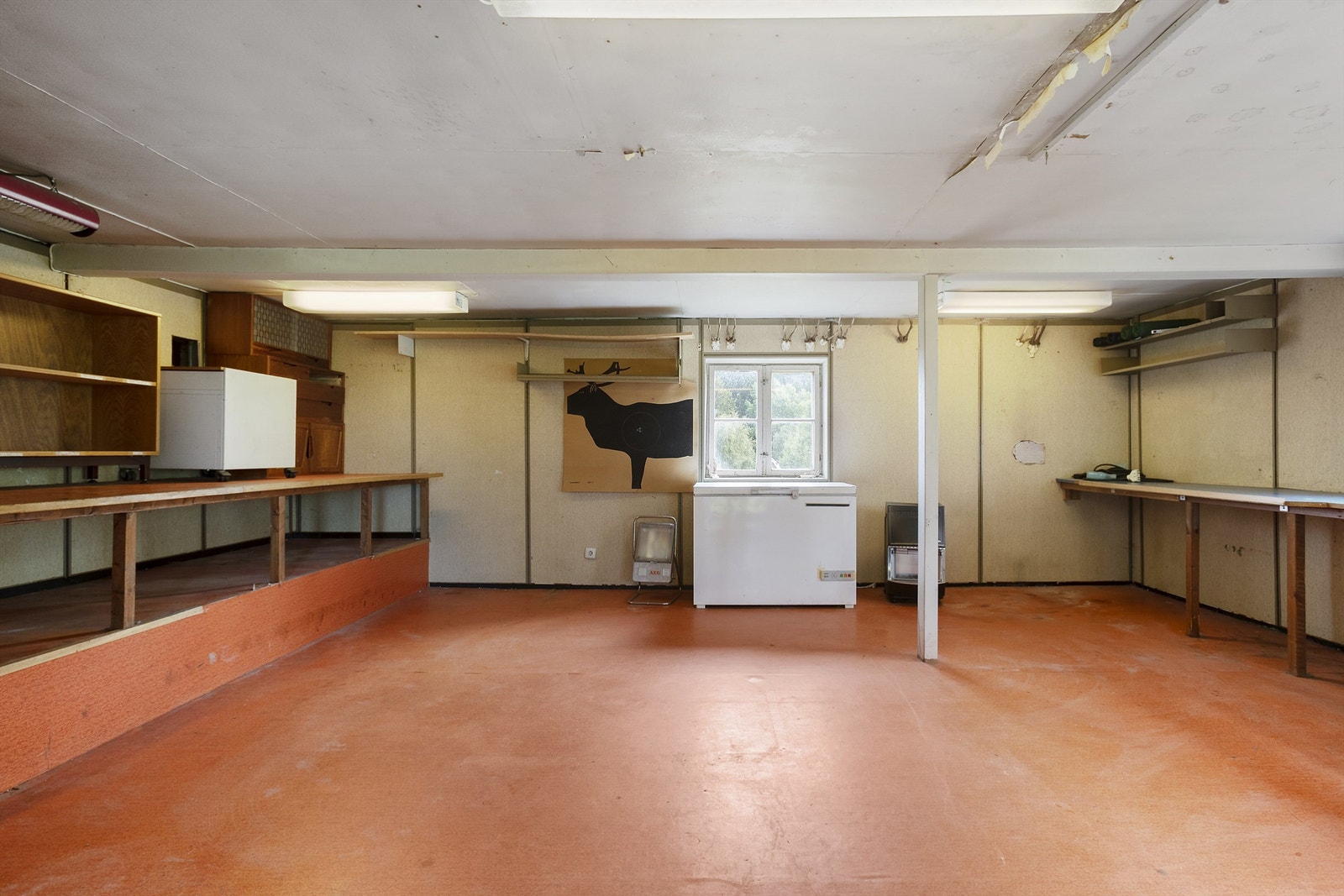 Rommet har flere arbeidsbenker. Galleribilde