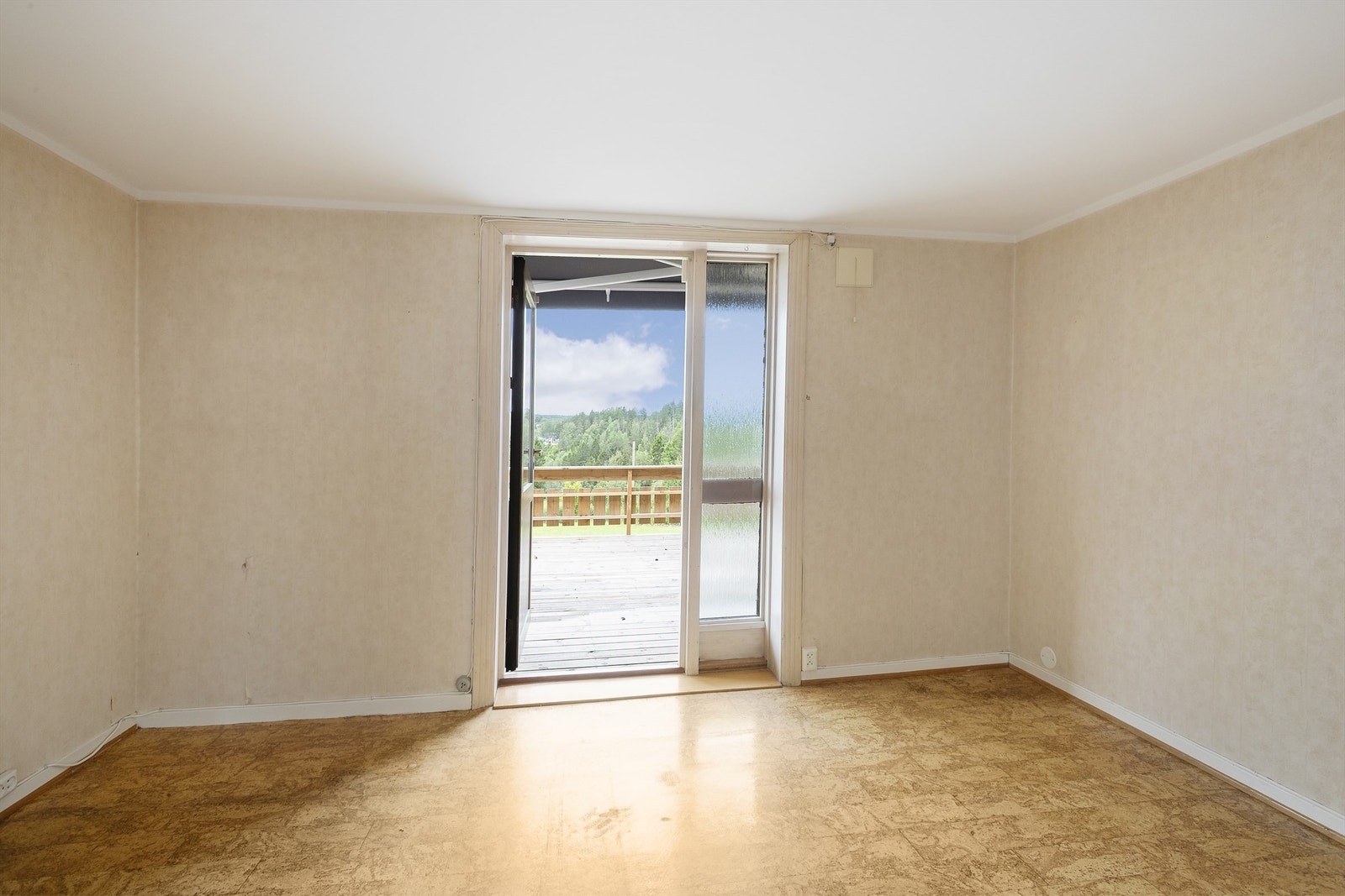 Fra spisestuen er det direkte utgang til en vestvendt terrasse. Galleribilde