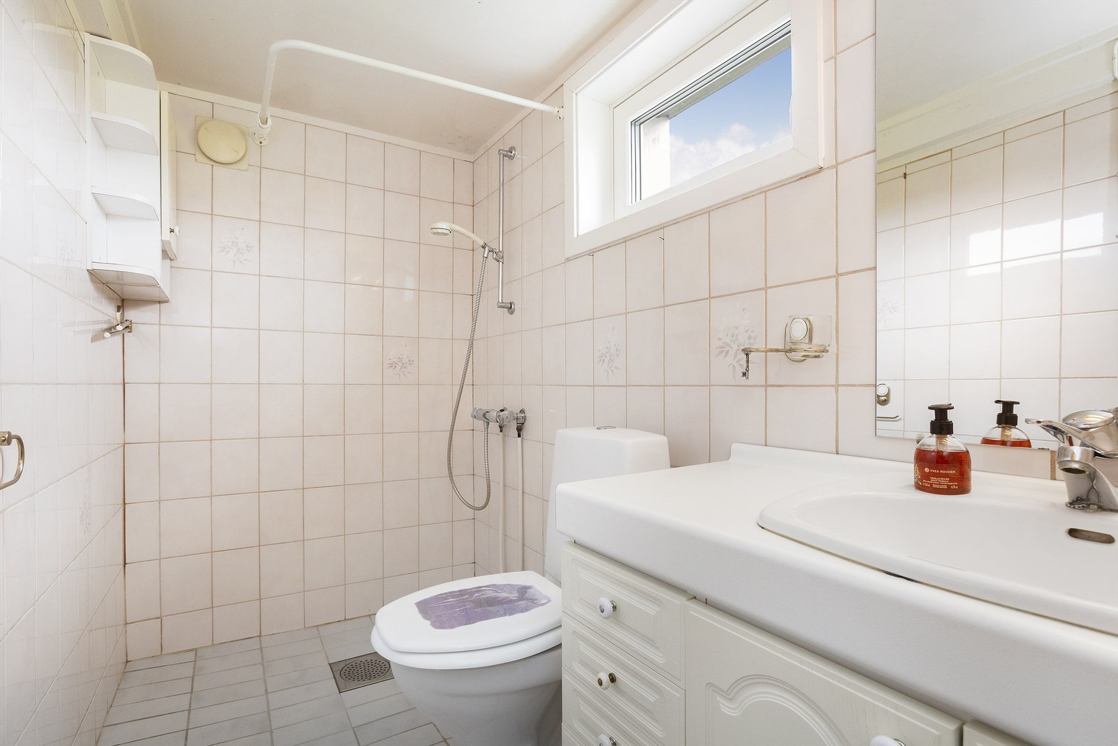 Badet i 1. etasje er utstyrt med gulvvarme, toalett og dusjhjørne. Galleribilde