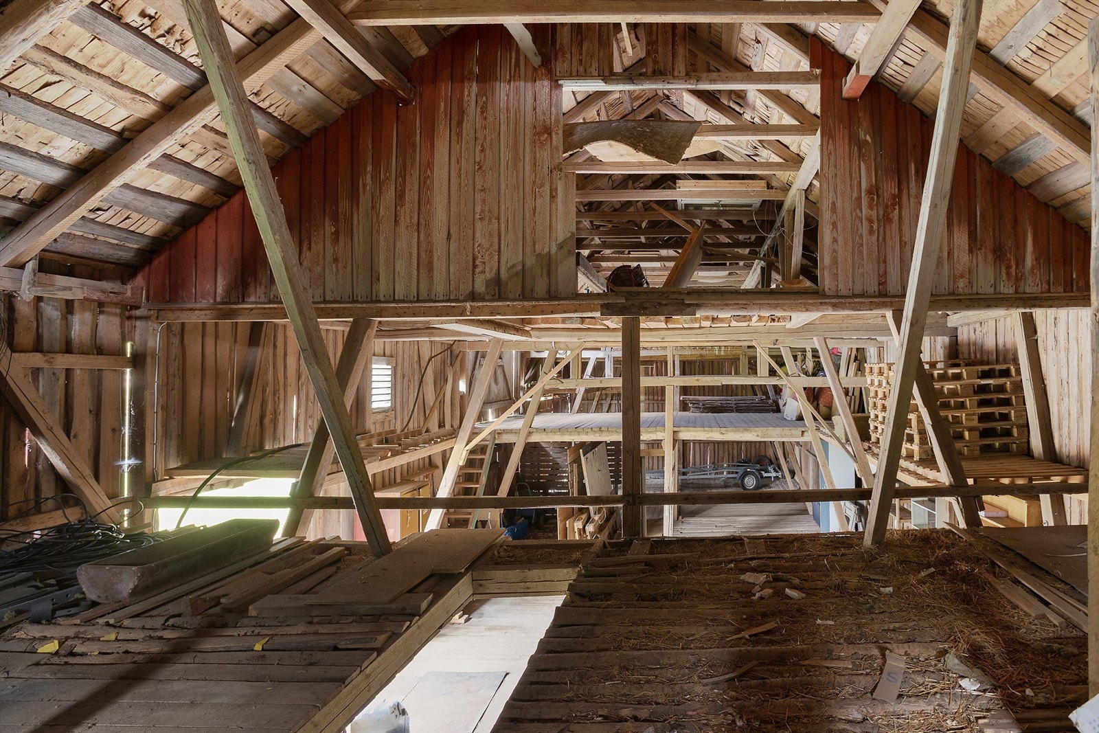 Den åpne takkonstruksjonen i låven viser bygningens historiske preg. Galleribilde