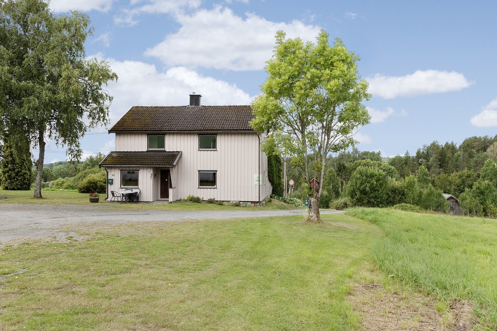 Gårdstunet er opparbeidet med grus og gressplen. Galleribilde