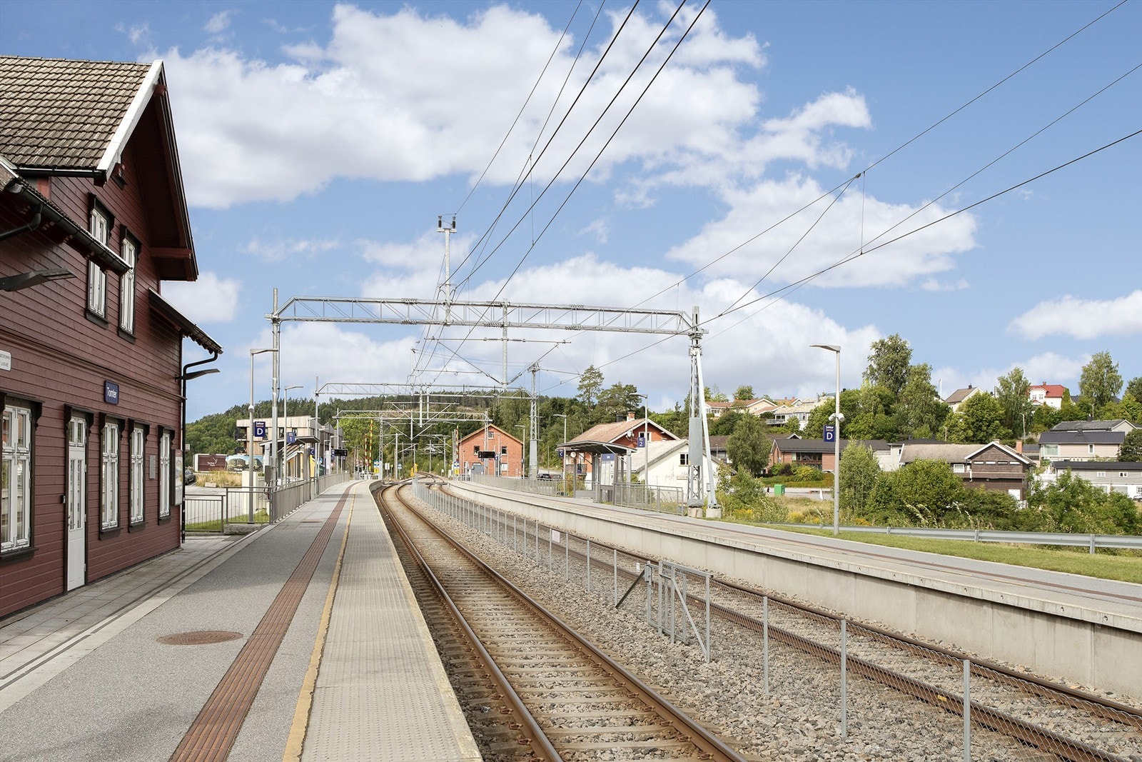Tomter stasjon ligger kun en 3-minutters biltur unna, med togforbindelse til Oslo. Galleribilde