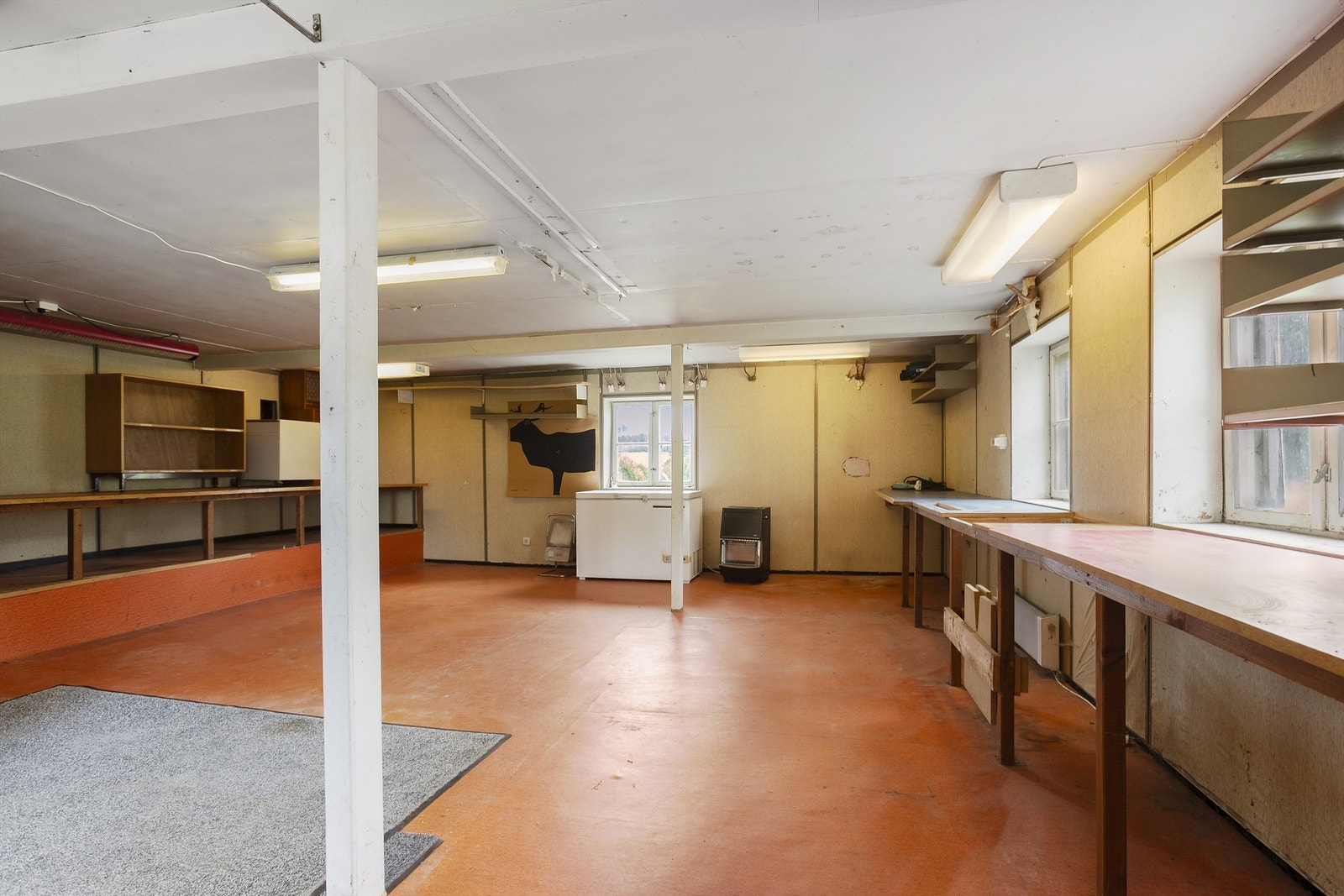 Deler av låven er innredet med arbeidsbenker og god plass for hobbyaktiviteter. Galleribilde