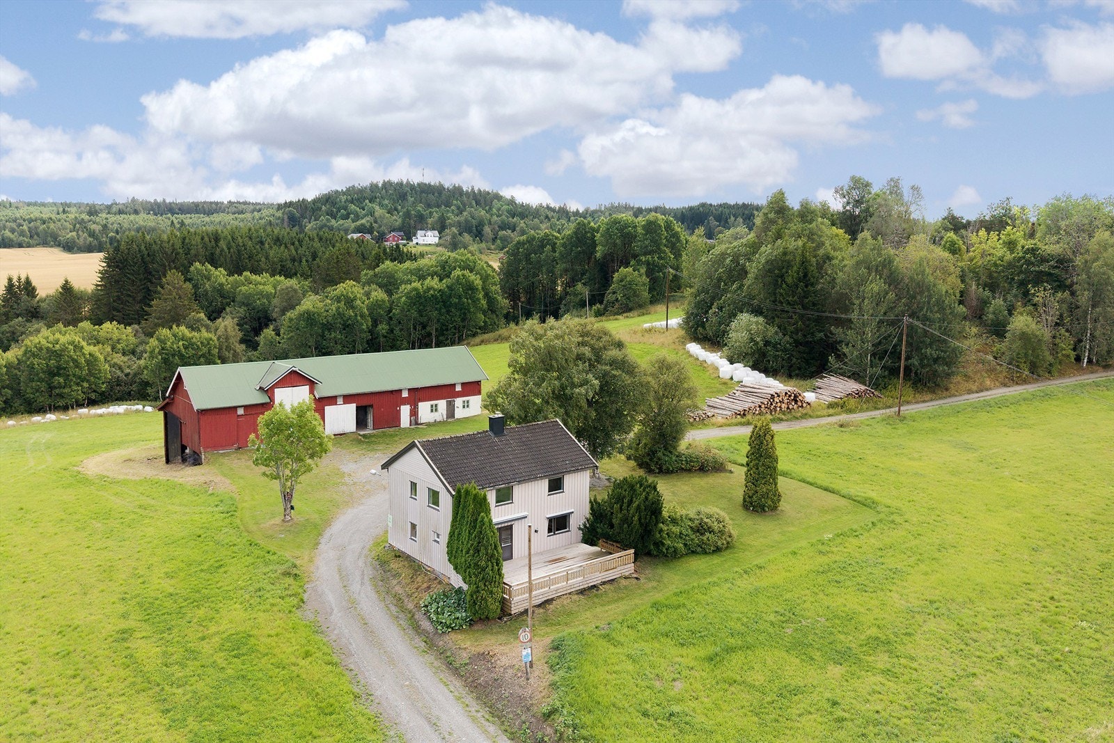 Oversikt over våningshus, låve og gårdstun. Galleribilde