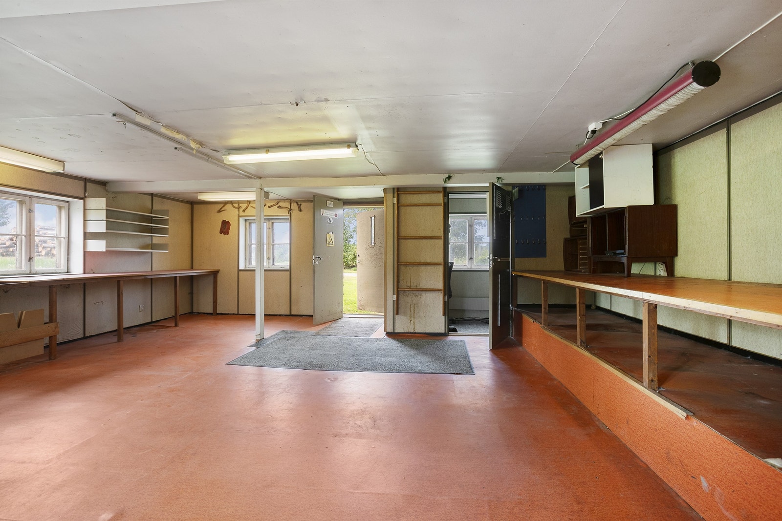Rommet har rikelig med plass for diverse prosjekter og oppbevaring. Galleribilde