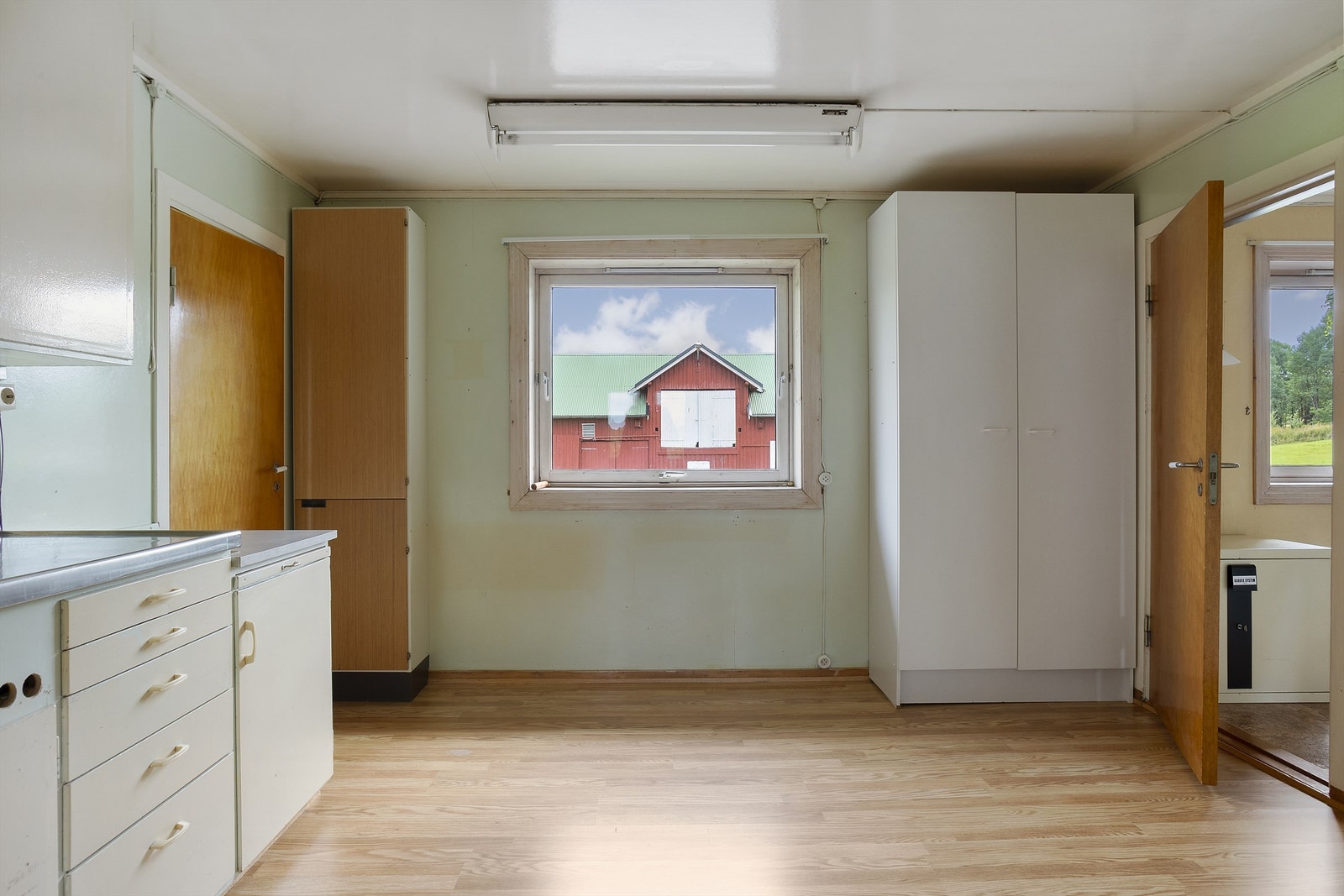 Det andre kjøkkenet har plass til frokostbord og stoler. Galleribilde
