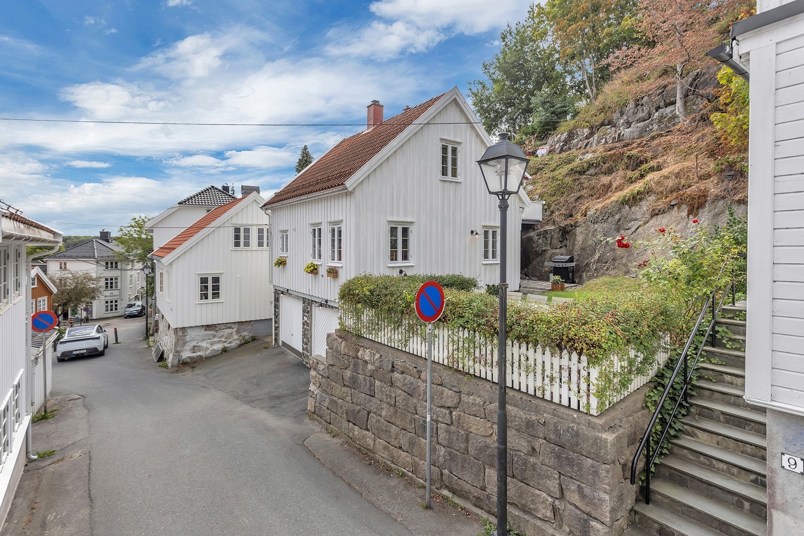 Eiendommen ligger sjarmerende til i den eldre trehusbebyggelsen, med kort vei til alt Grimstad sentrum har å by på. Galleribilde