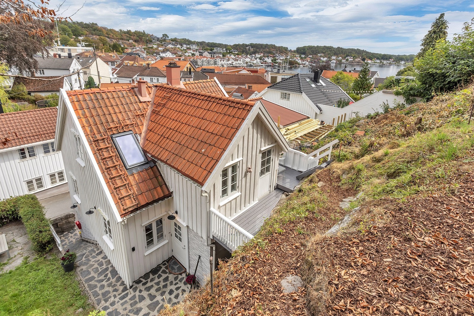 Fra uteområdet på baksiden får man en fin følelse av høyde og utsyn over den omkringliggende bebyggelsen. Galleribilde