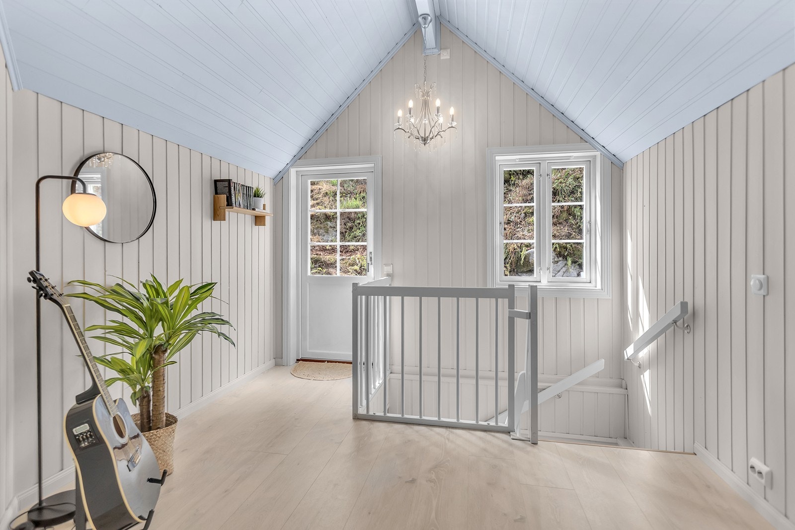 Loftsetasjen har et hyggelig gangareal med plass til en mindre sittegruppe eller lesekrok, samt direkte utgang til uteområdet. Galleribilde