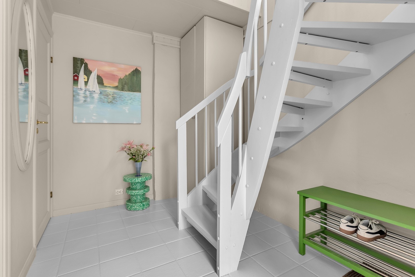 Lys og praktisk entré med plass til oppbevaring av yttertøy og sko. Galleribilde