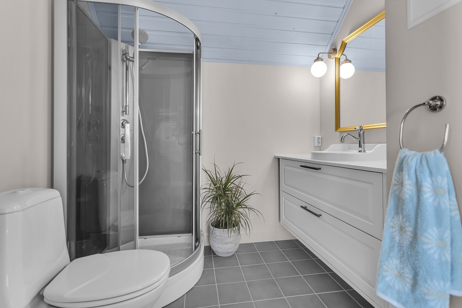 Badet i loftsetasjen ble oppgradert i 2026 og er innredet med servant, toalett og dusjkabinett. Galleribilde